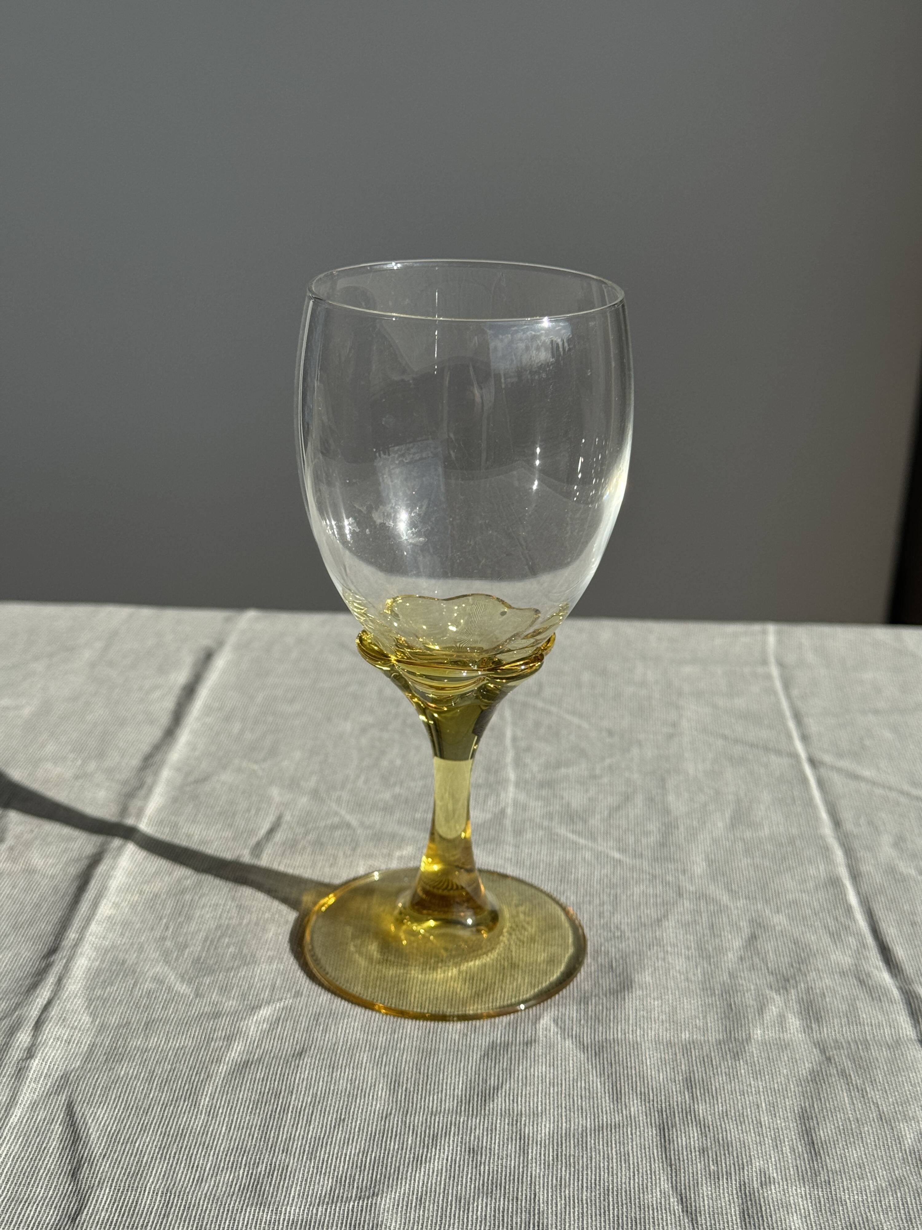 Set of 6 vintage yellow stemmed glasses: consisting of 4 large and 2 small.