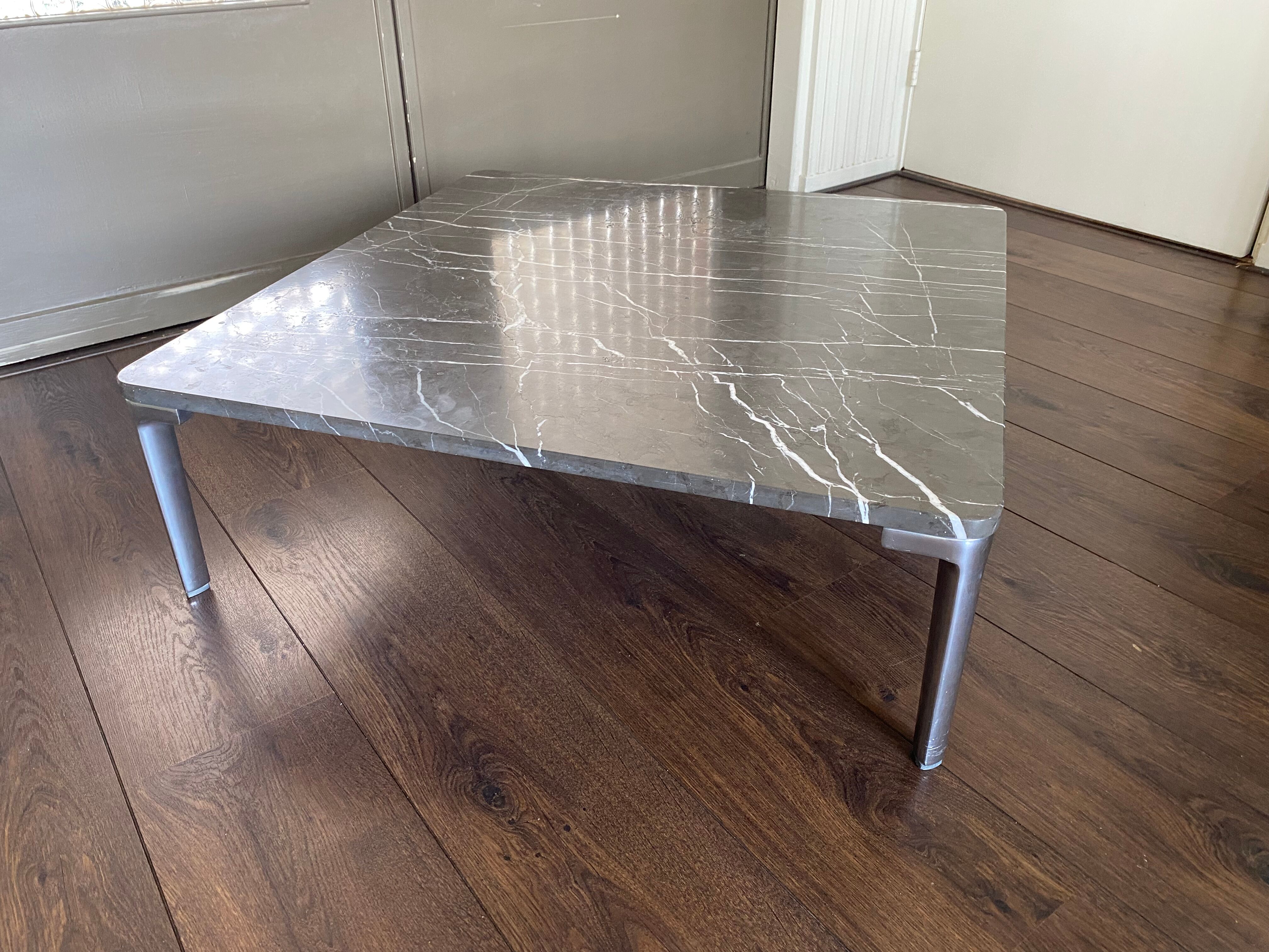 Table basse vintage et moderniste Rolf Benz en marbre et acier