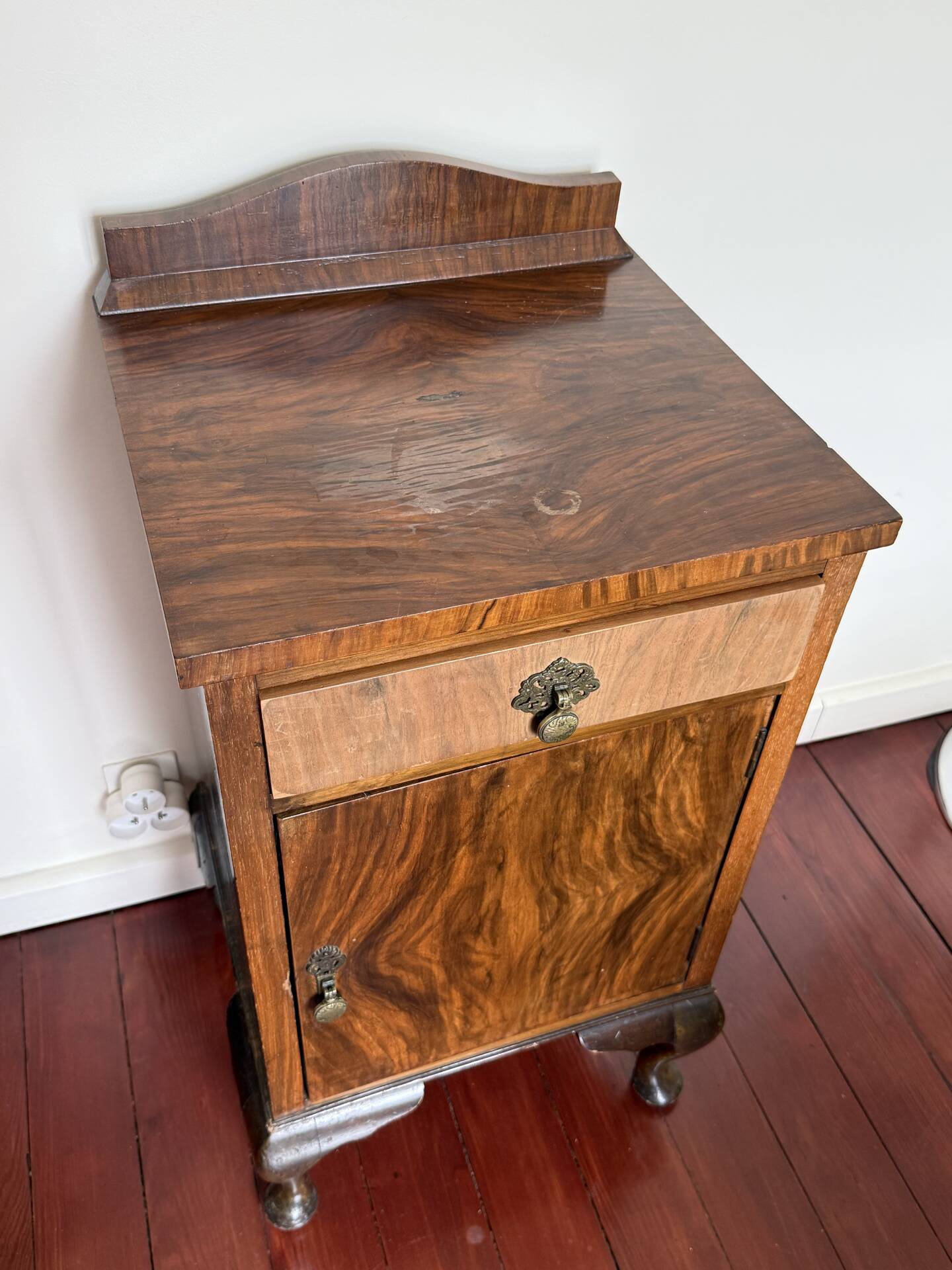 English-style wardrobe and its chest of drawers in walnut burl.