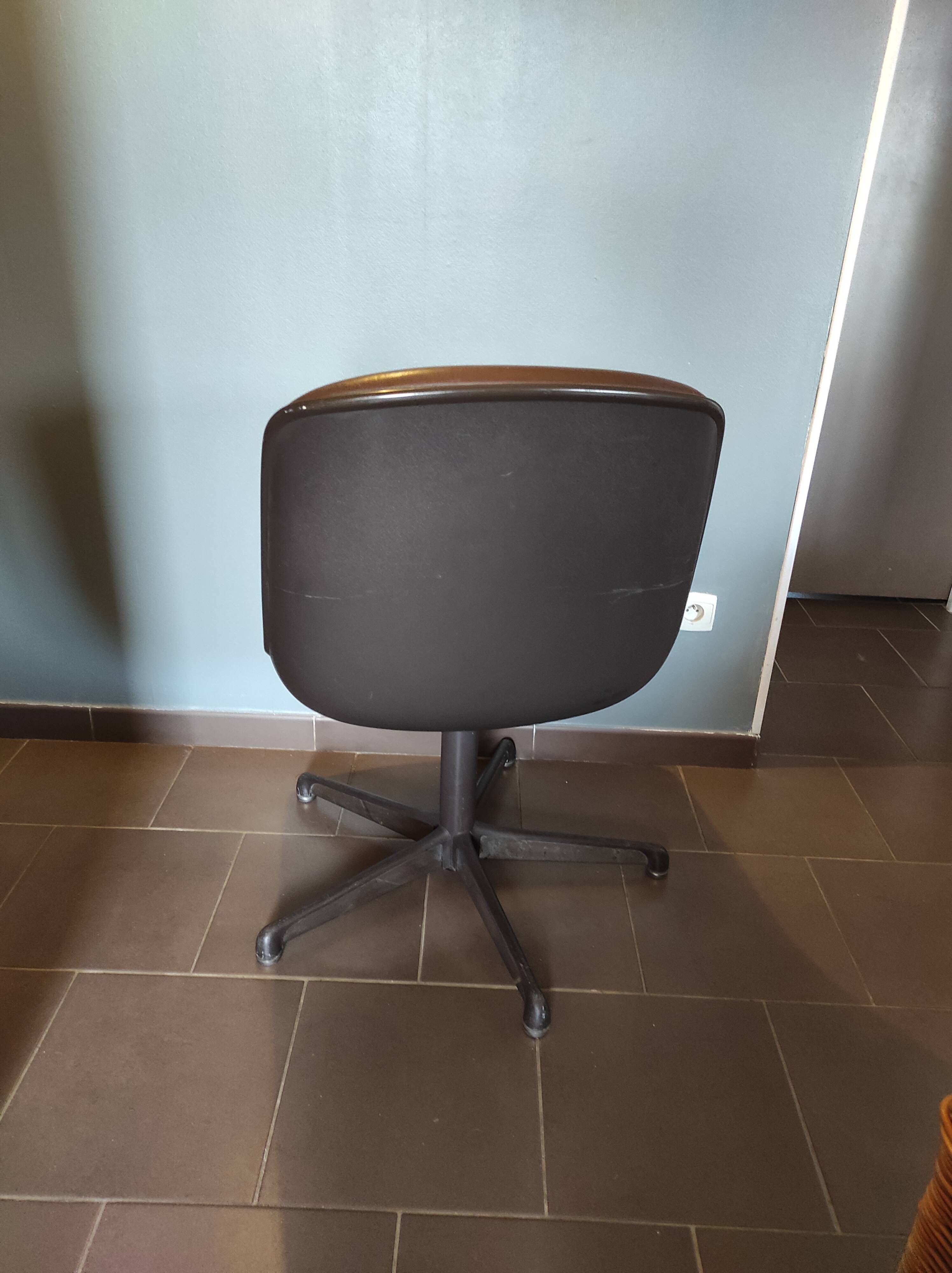 Leather armchair for Comforto