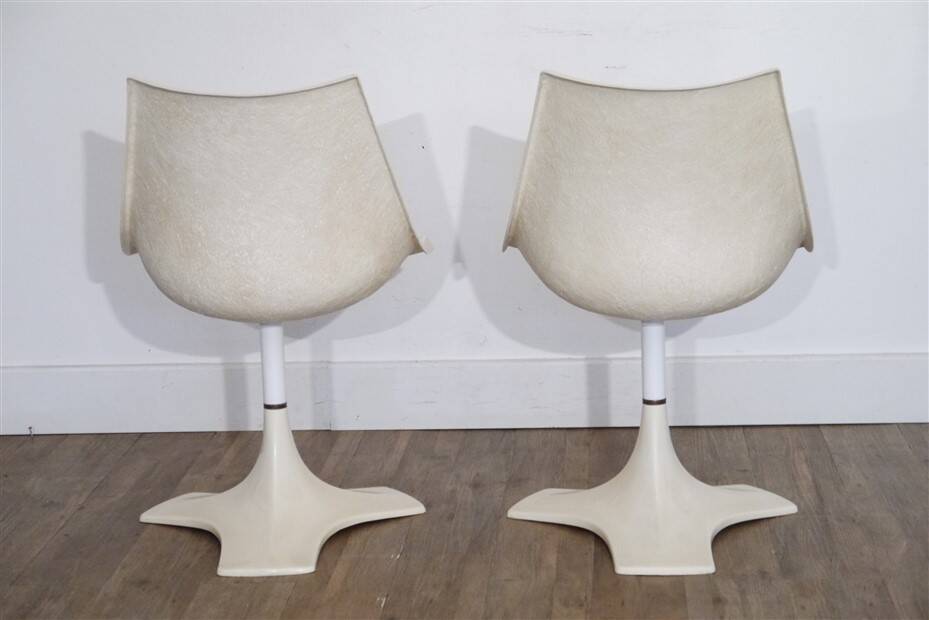 Pair of fiberglass chairs by Matti Suuronen
