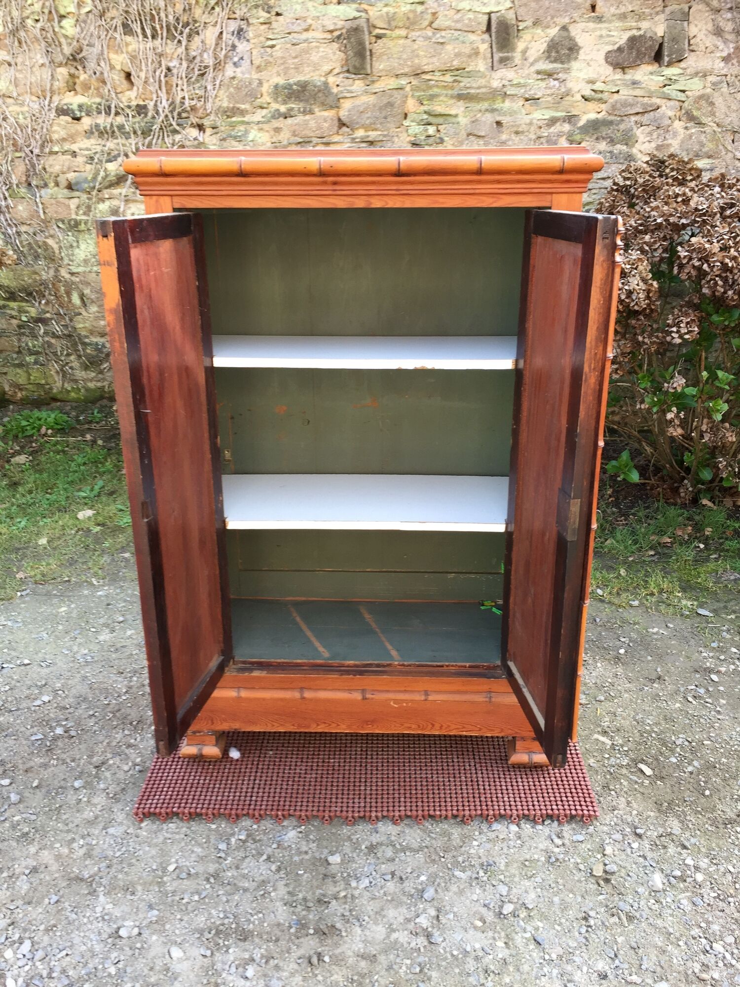 Armoire vintage en pitchpin et bambou d’époque 1900