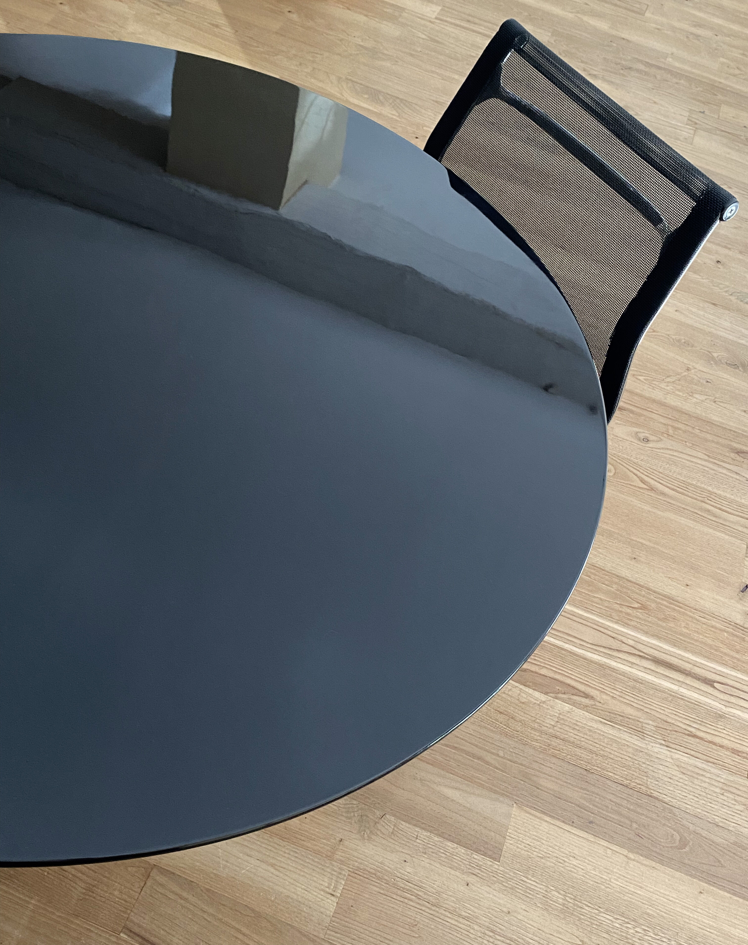 Round table N°3600 Arne Jacobsen - Fritz Hansen.