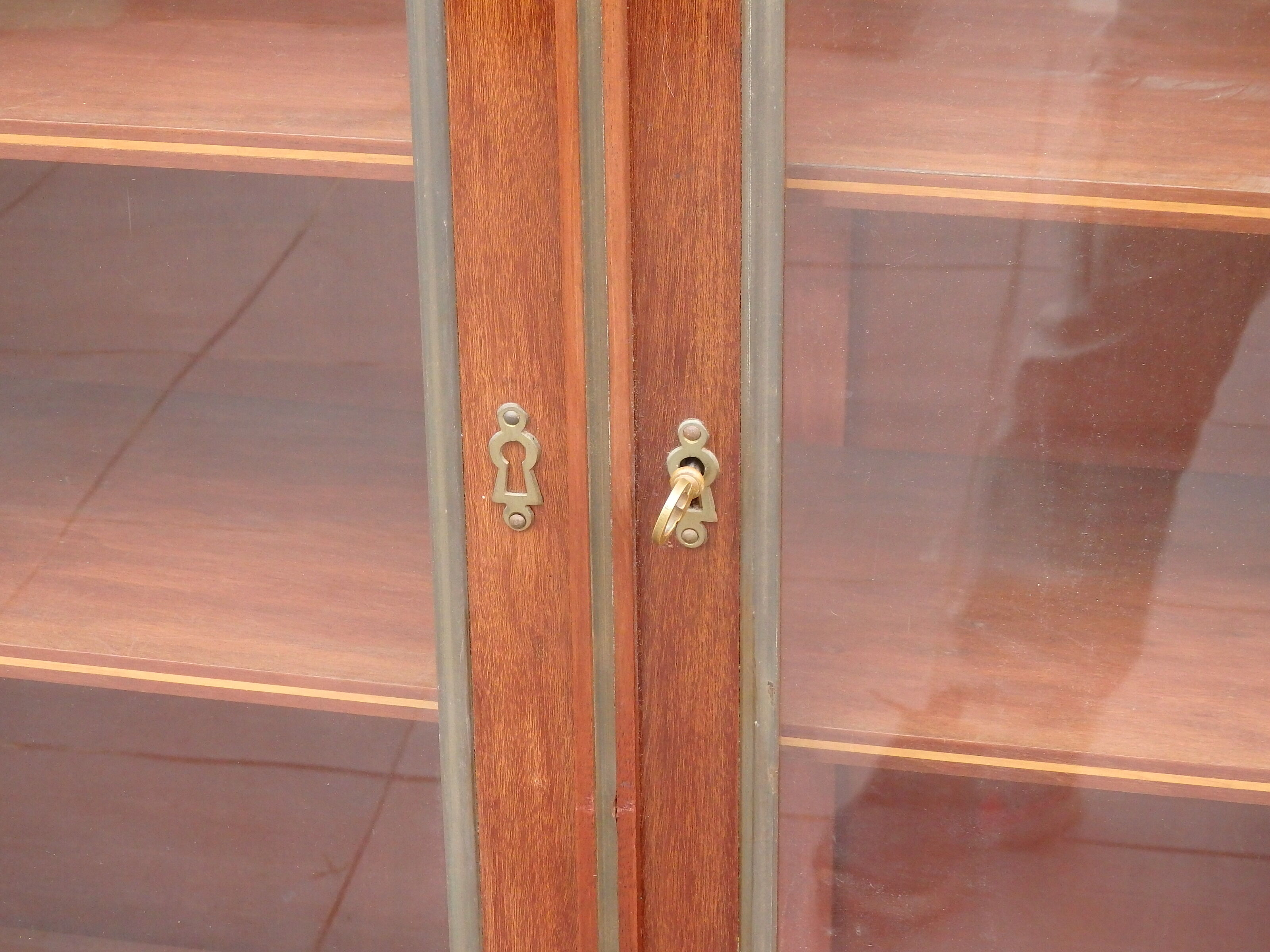 louis XVI showcase furniture