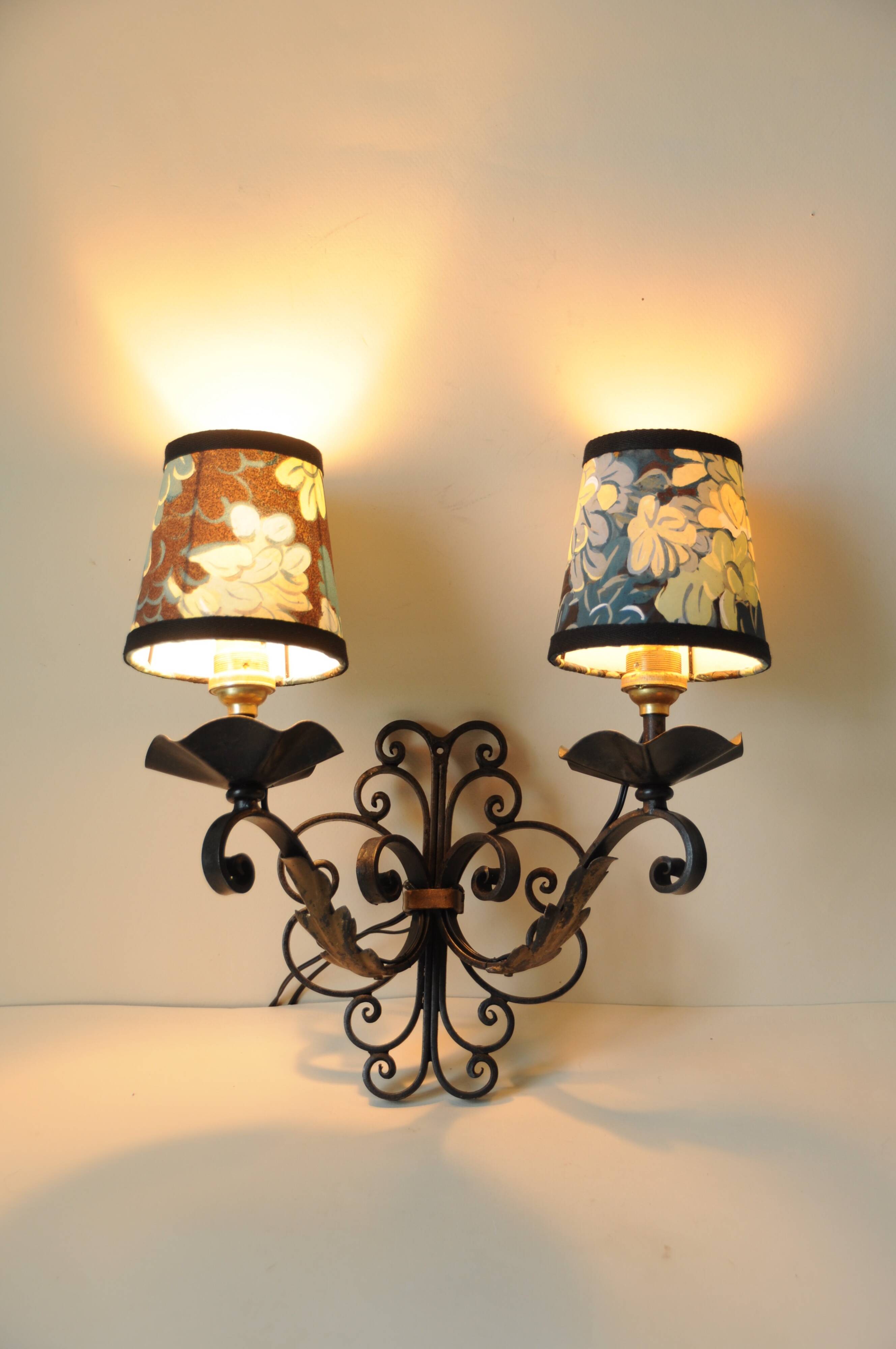 Antique black and gold metal wall lamp - 18th century style foliage lampshade