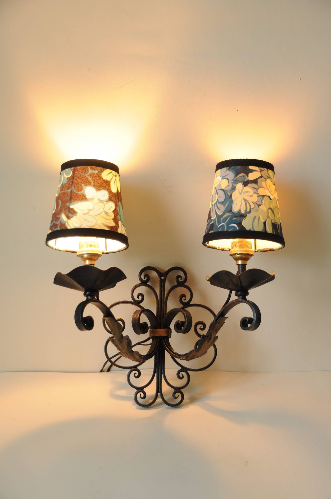 Antique black and gold metal wall lamp - 18th century style foliage lampshade