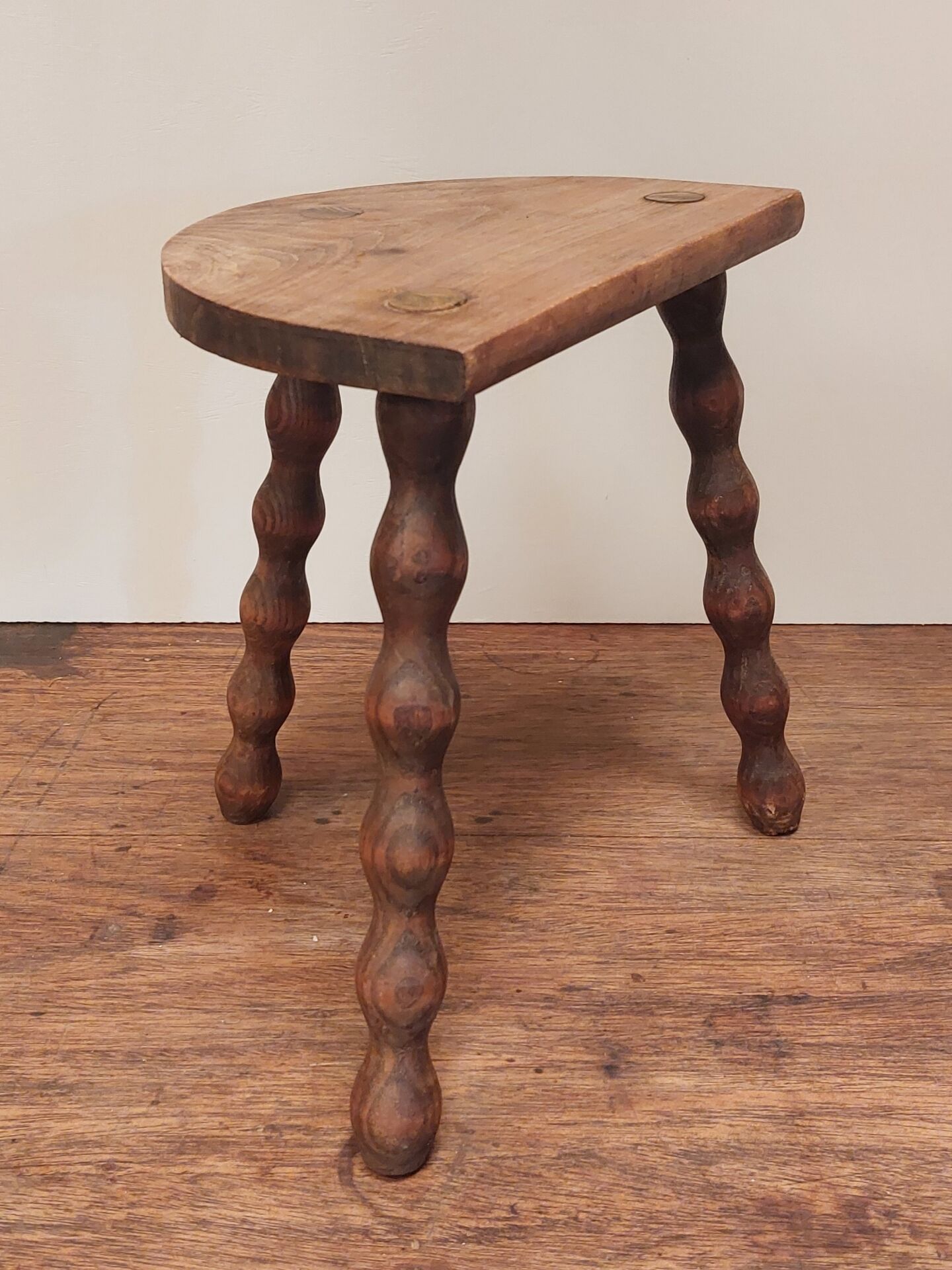 Tabouret ancien tripode en bois