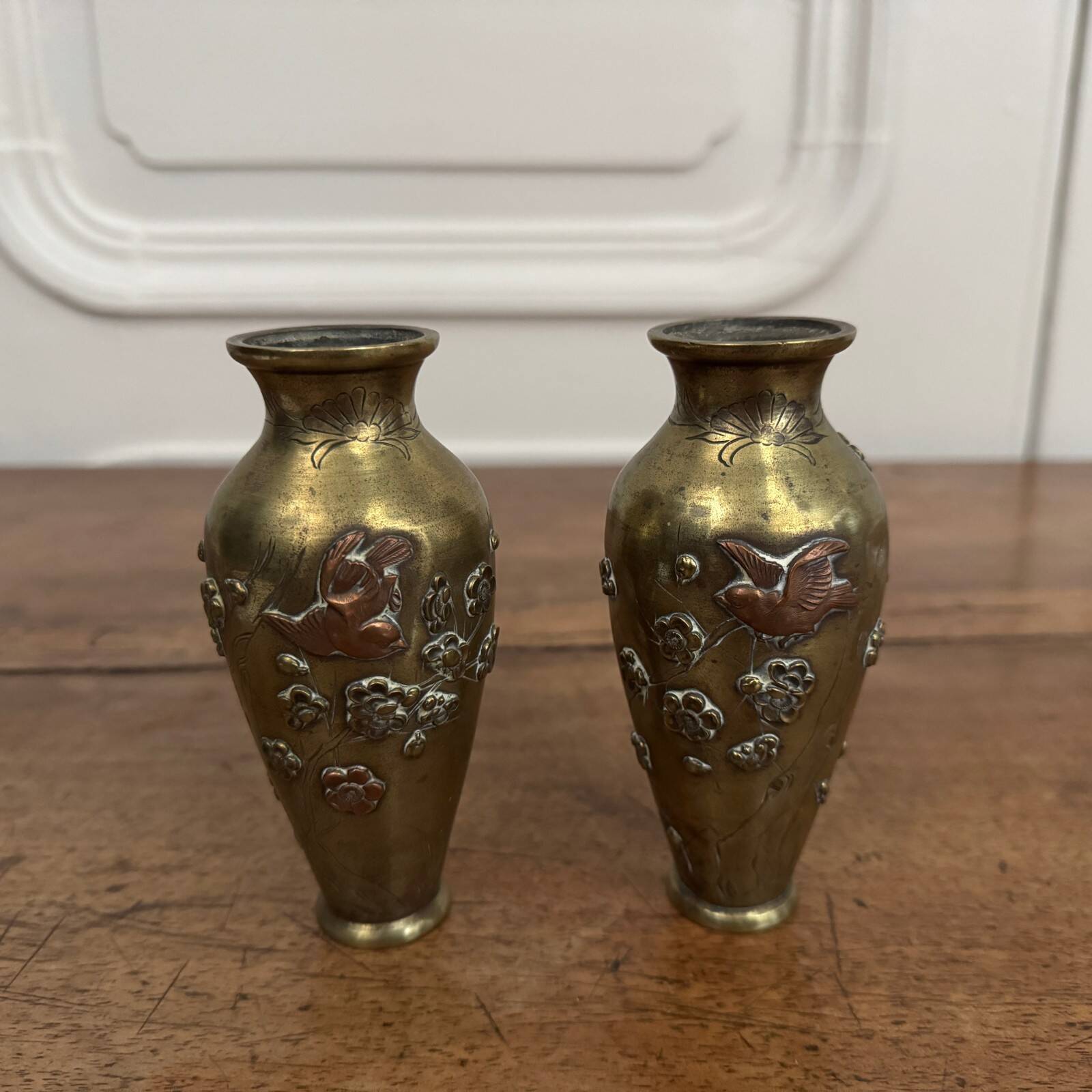 Pair of Japanese vases in chiselled bronze with inlaid bird decoration.