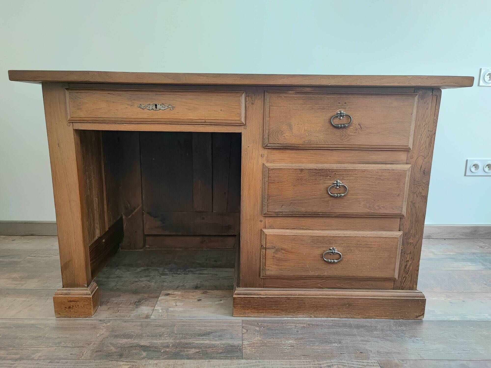 Fauteuil et Bureau en bois massif époque Louis Philippe.Vendu ensemble