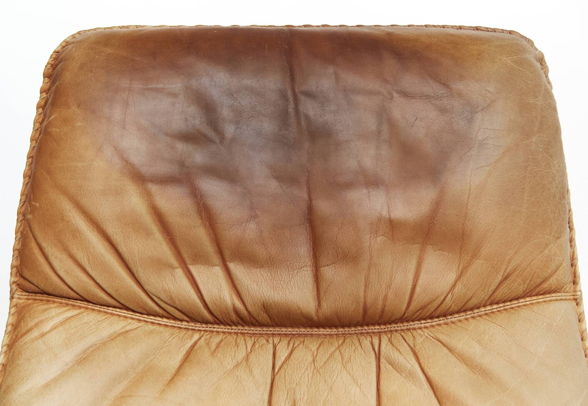 Fauteuil pivotant à dossier haut en teck et cuir Berg Furniture