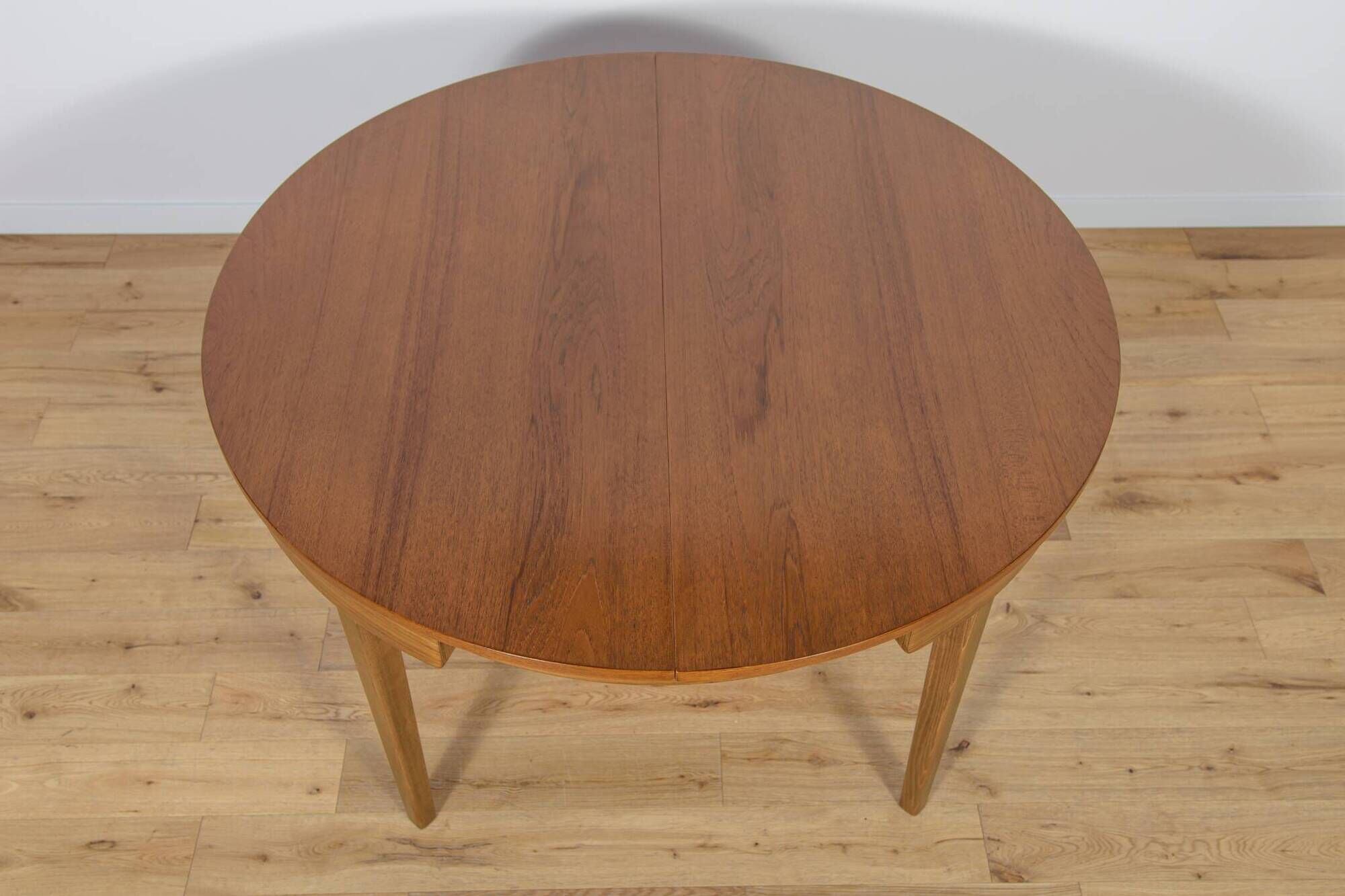 Mid-Century Round Extendable Dining Table and Chairs from McIntosh, 1960s, Set of 5