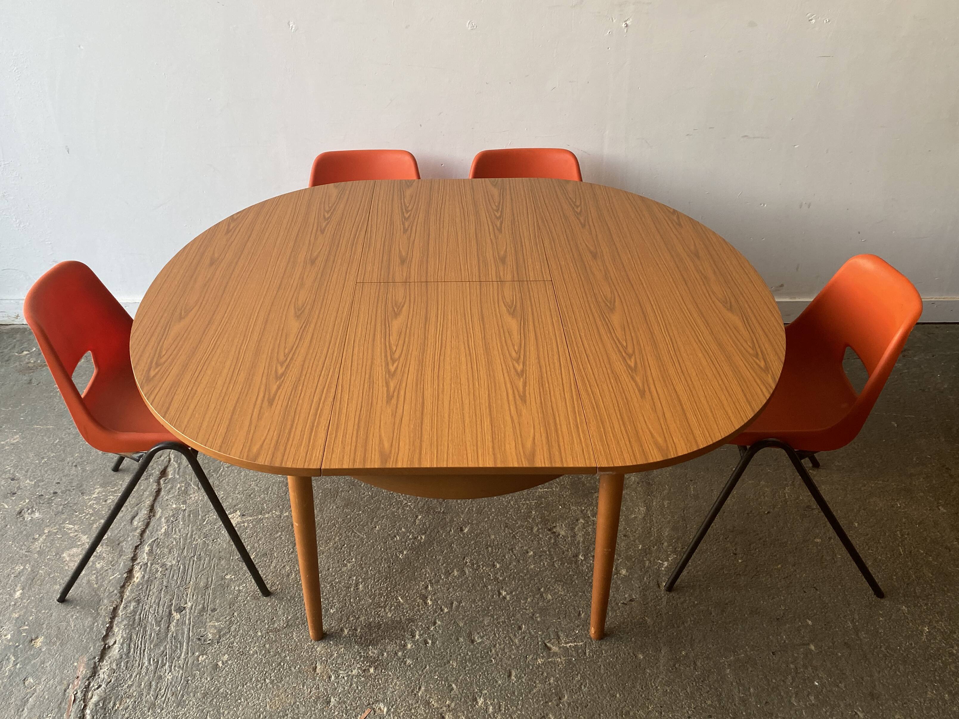 1960’s Mid-Century Modern extending dining table by Schrieber Furnituredi