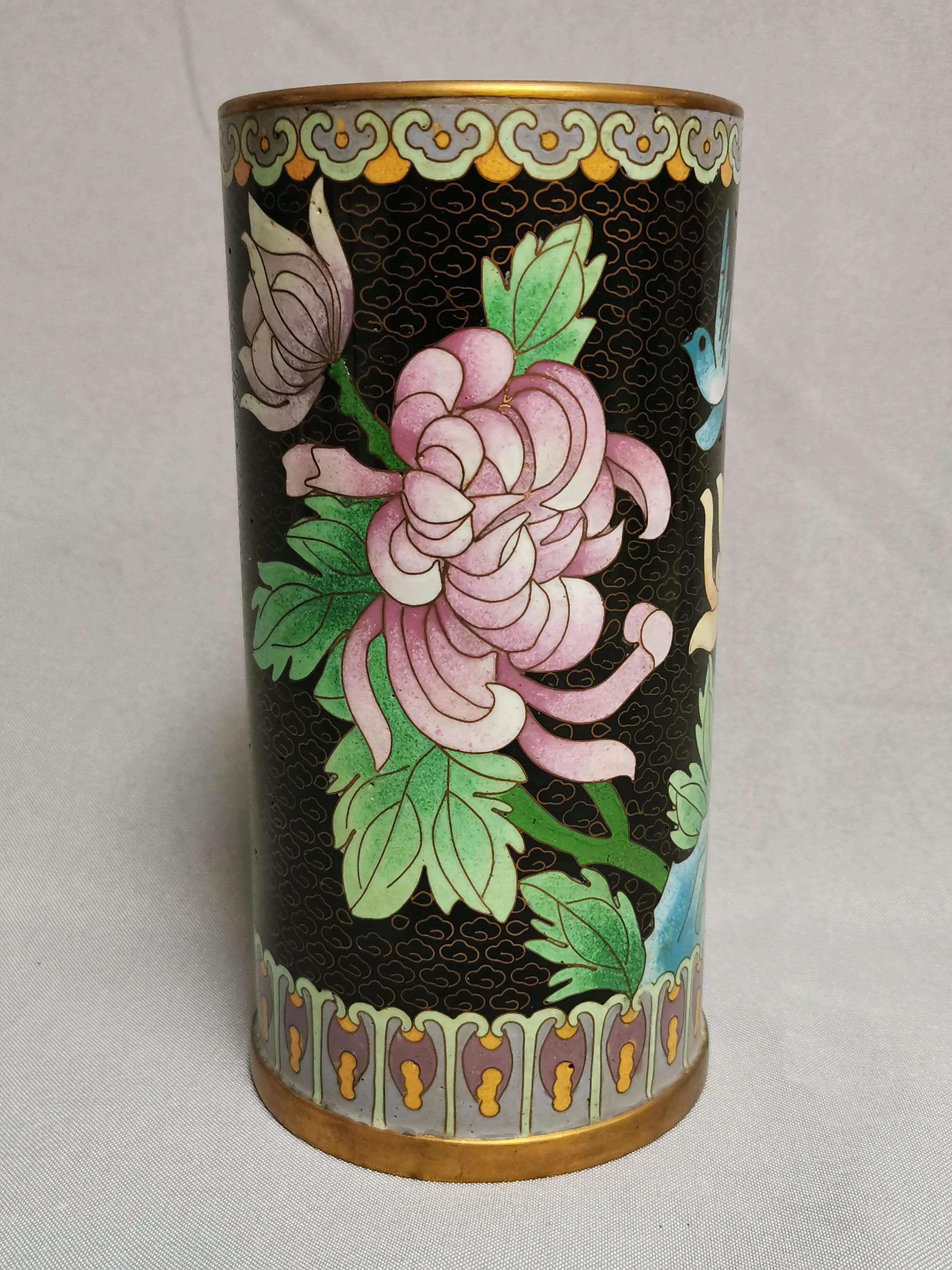 Vase Roll , beautiful enamels Cloisonnés , China Asia . flowers , blue background