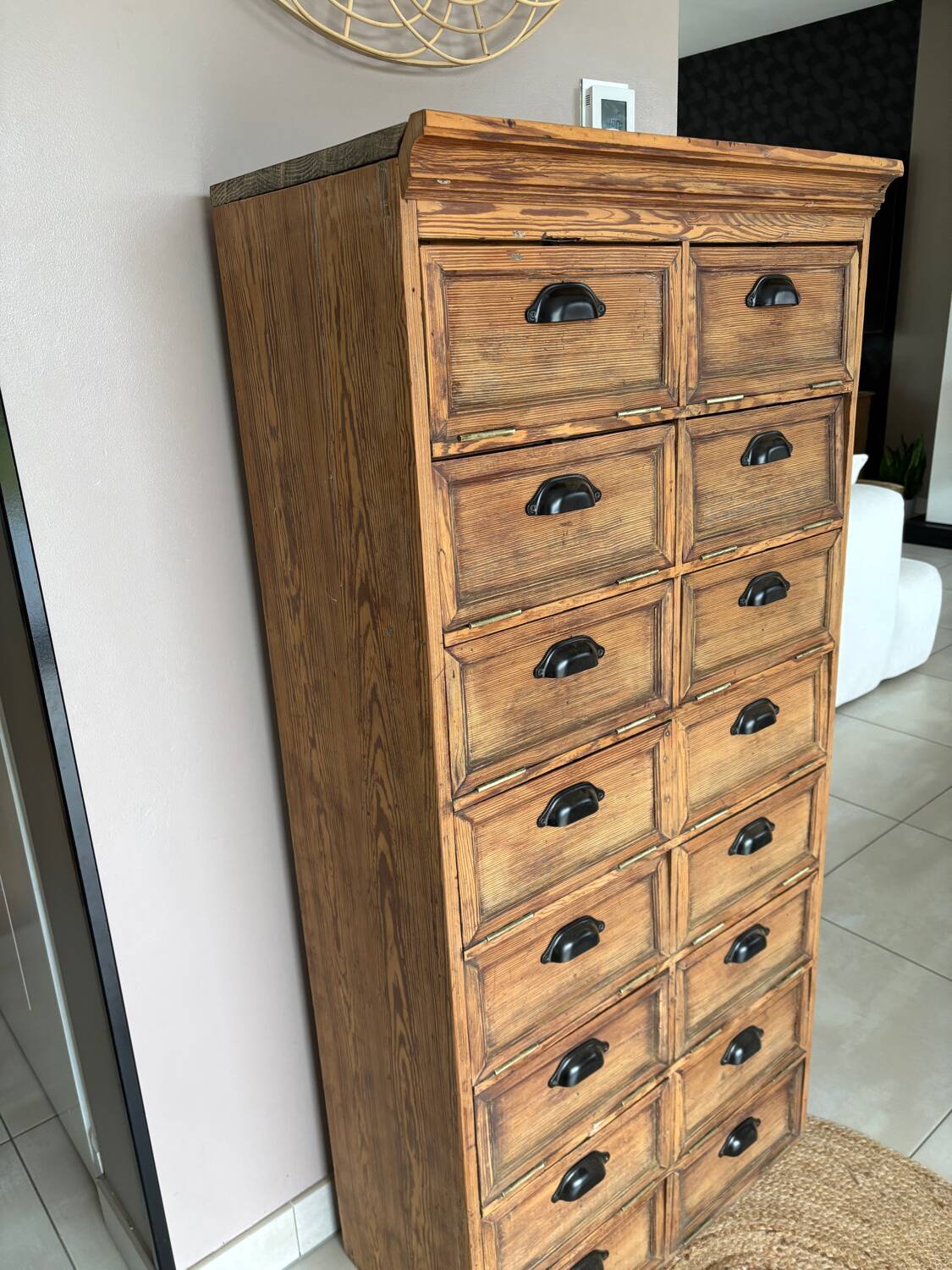 Notary cabinet with flaps