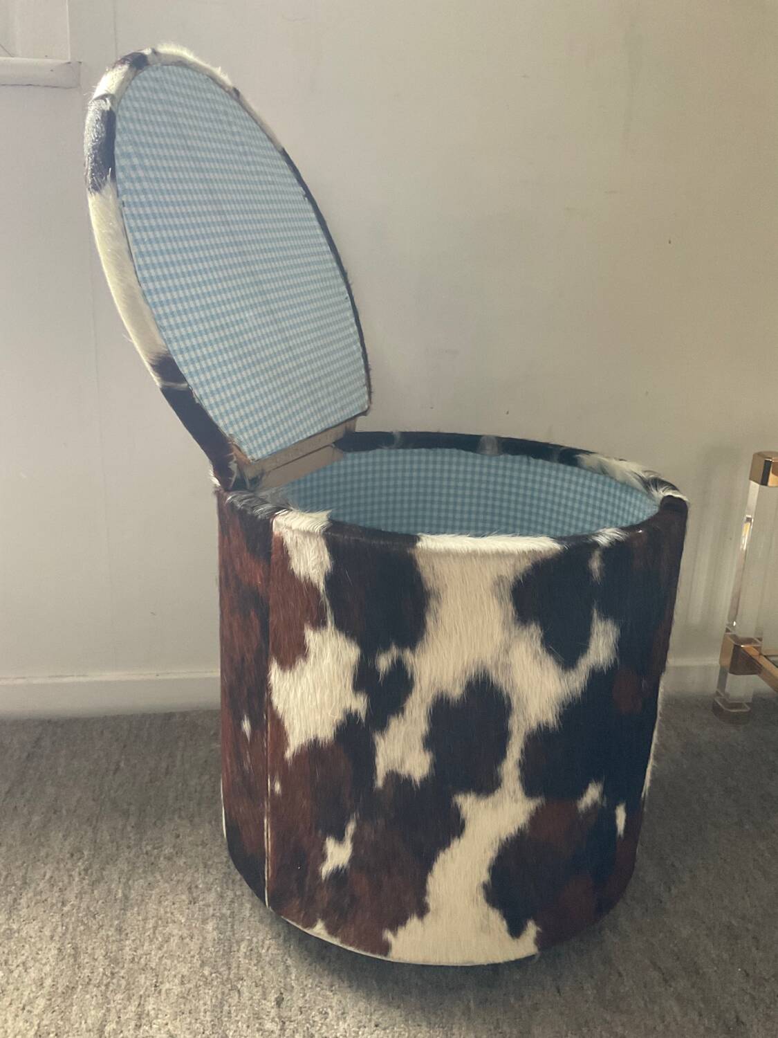 Pouf coffre en peau de vache des années 70