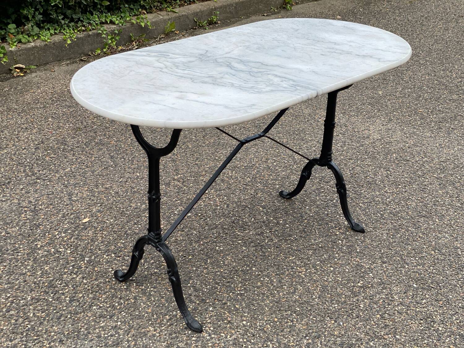 Oval marble and black steel bistro table for 4 people 120cm