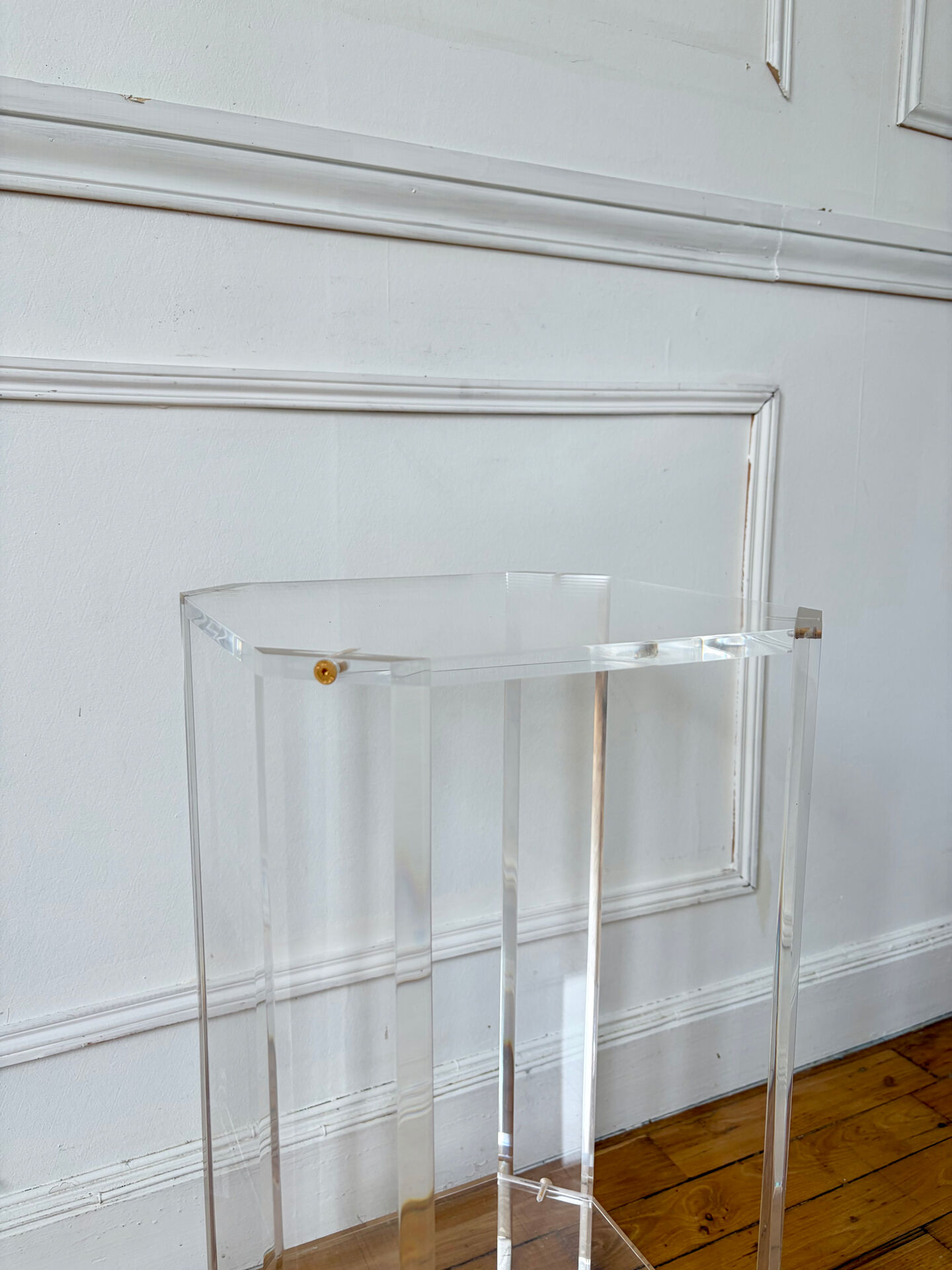Plexiglass pedestal David Lange
