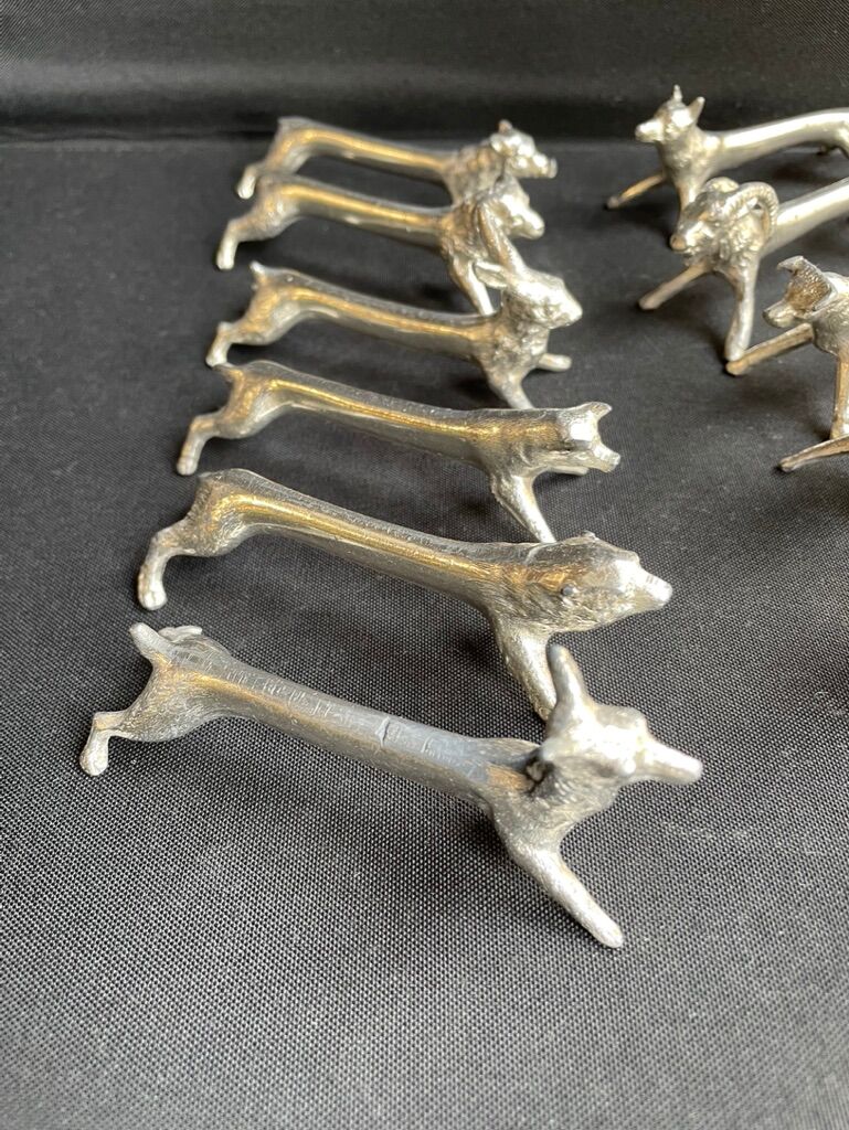 12 animal knife holders in tin
