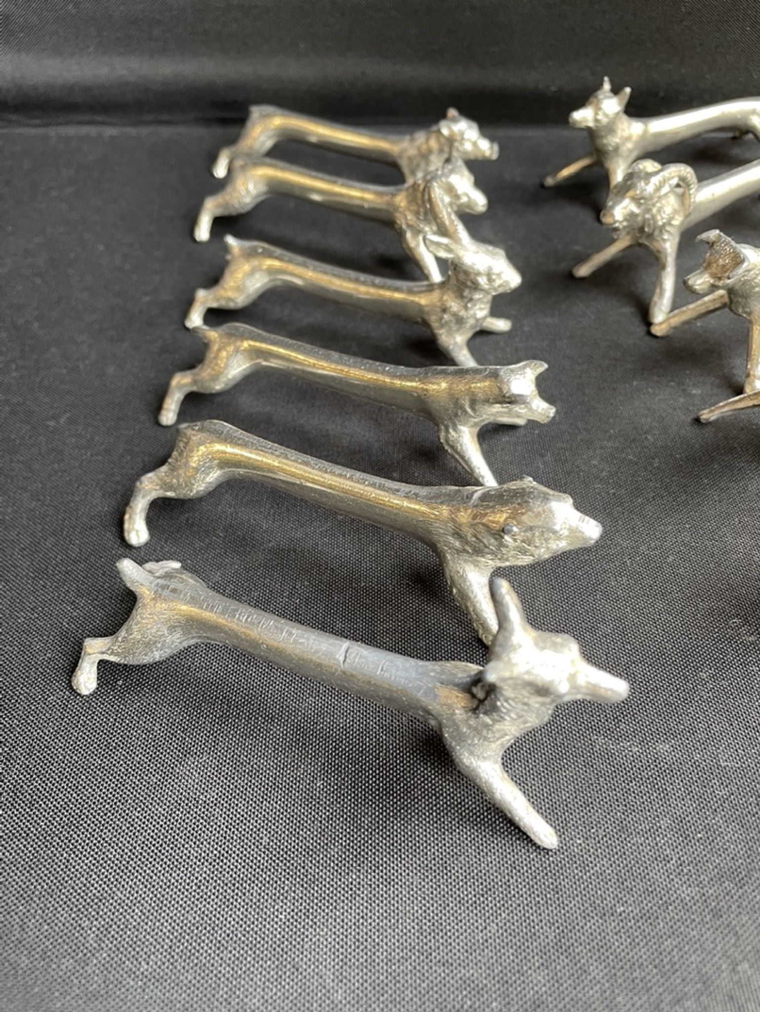 12 animal knife holders in tin