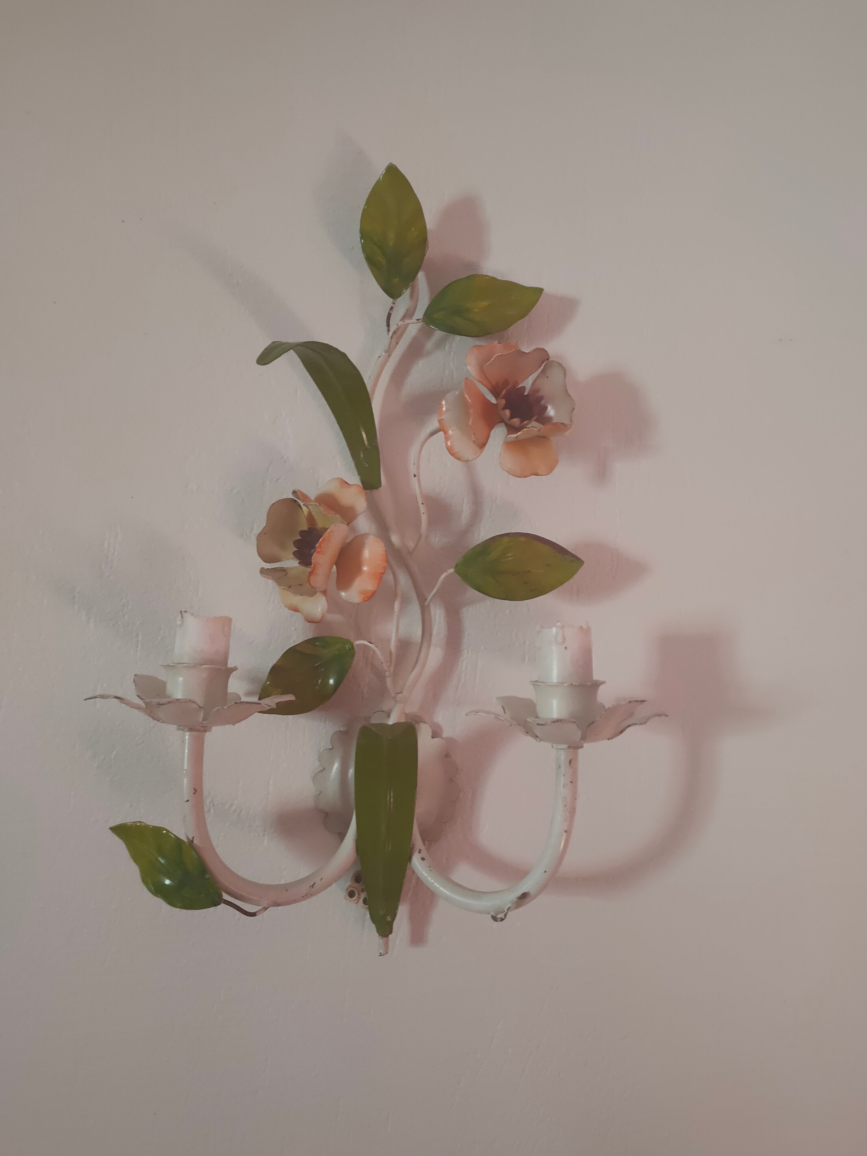 Romantic wall lamp in enamelled metal