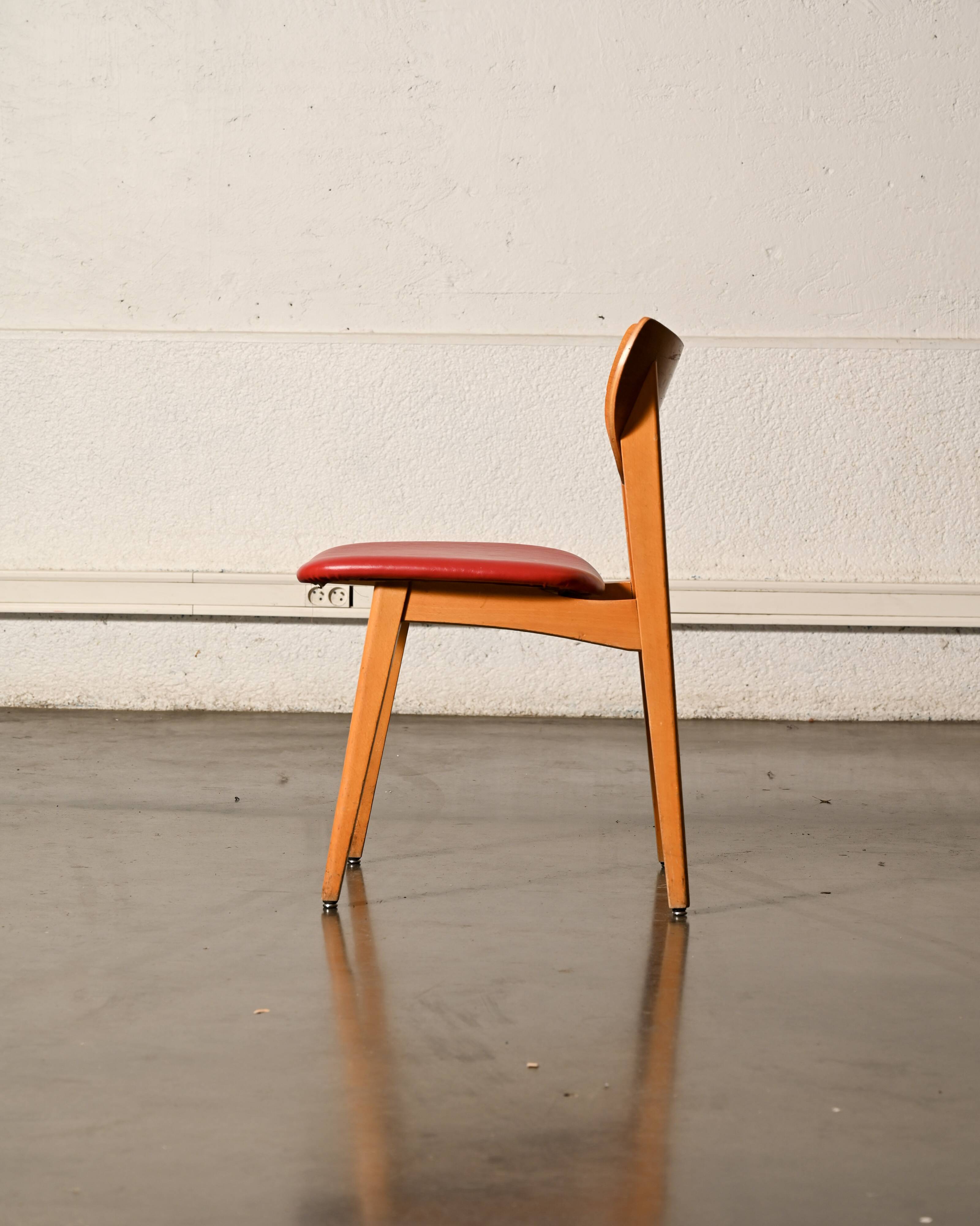 Chaise vintage en skaï rouge