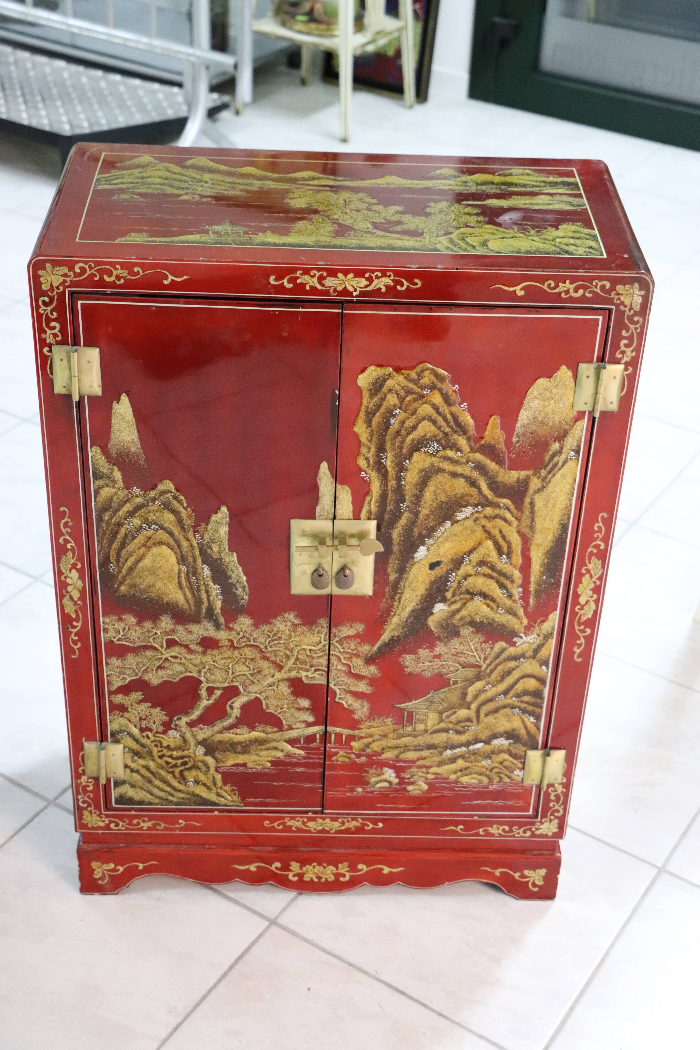 Chinese furniture 2 doors lacquered red and gold leaf decorations