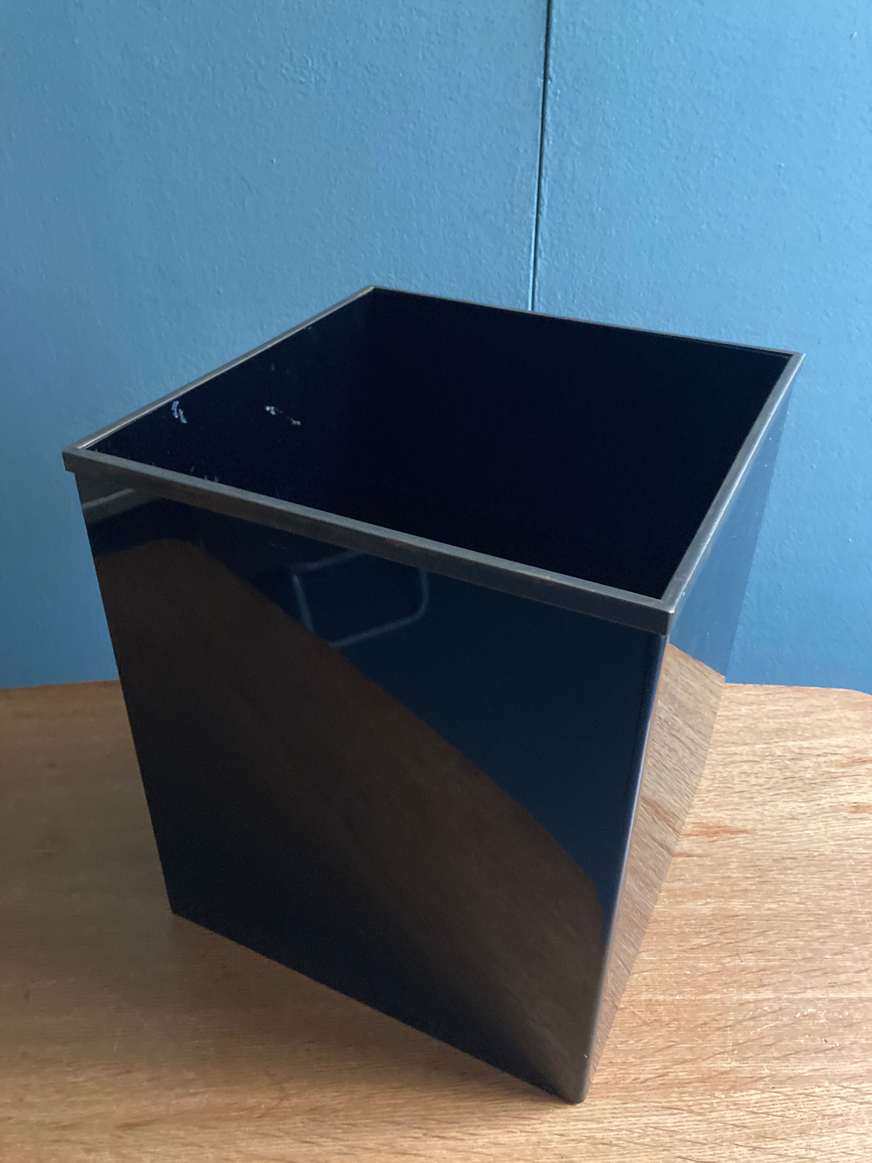 Produit BHV Corbeille à papier en lucite noire Dior Maison 1970