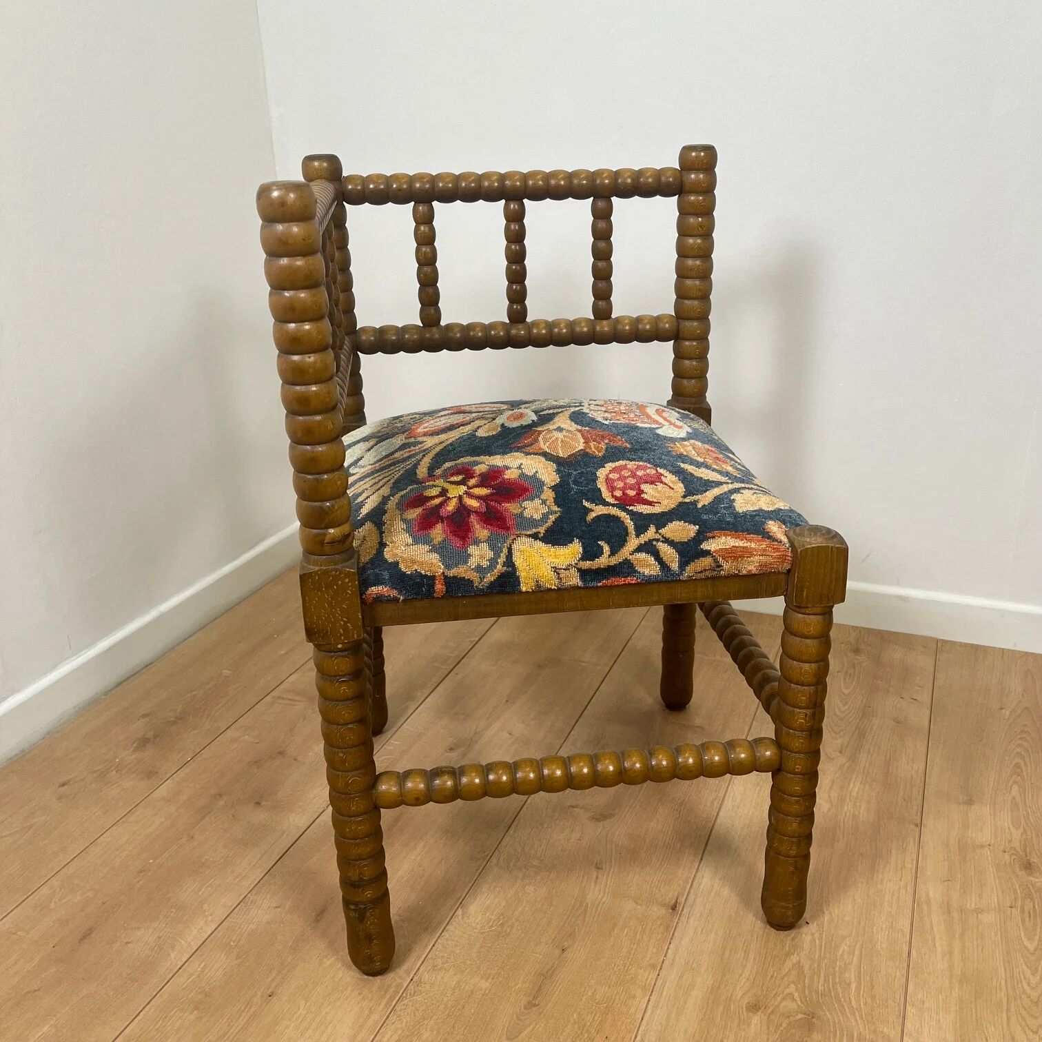 Duo de chaise d'angle en bois tourné bobines et assise tissu, milieu XXème