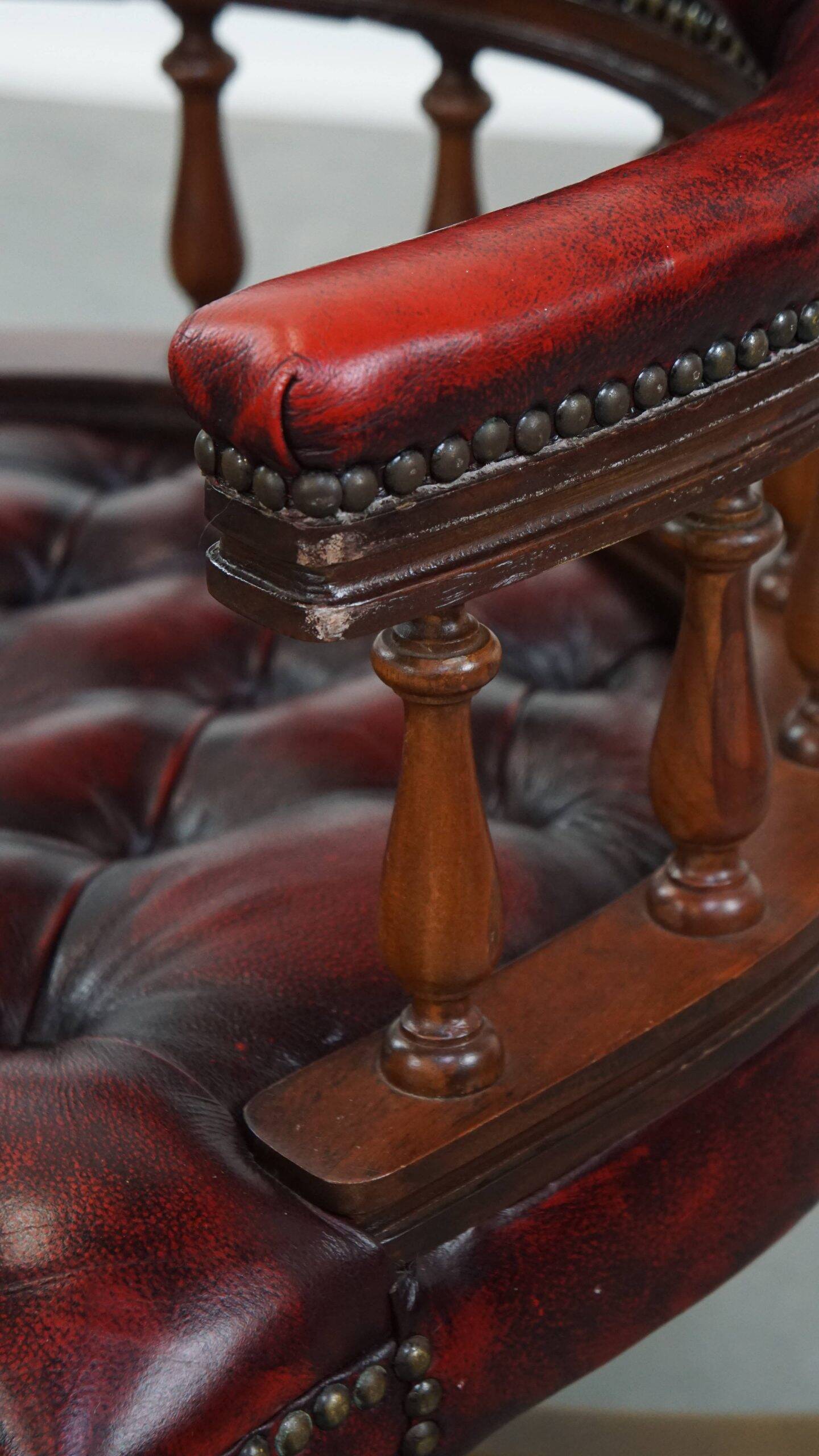 Fauteuil de bureau Chesterfield pivotant classique rouge en cuir de vachette sur roulettes