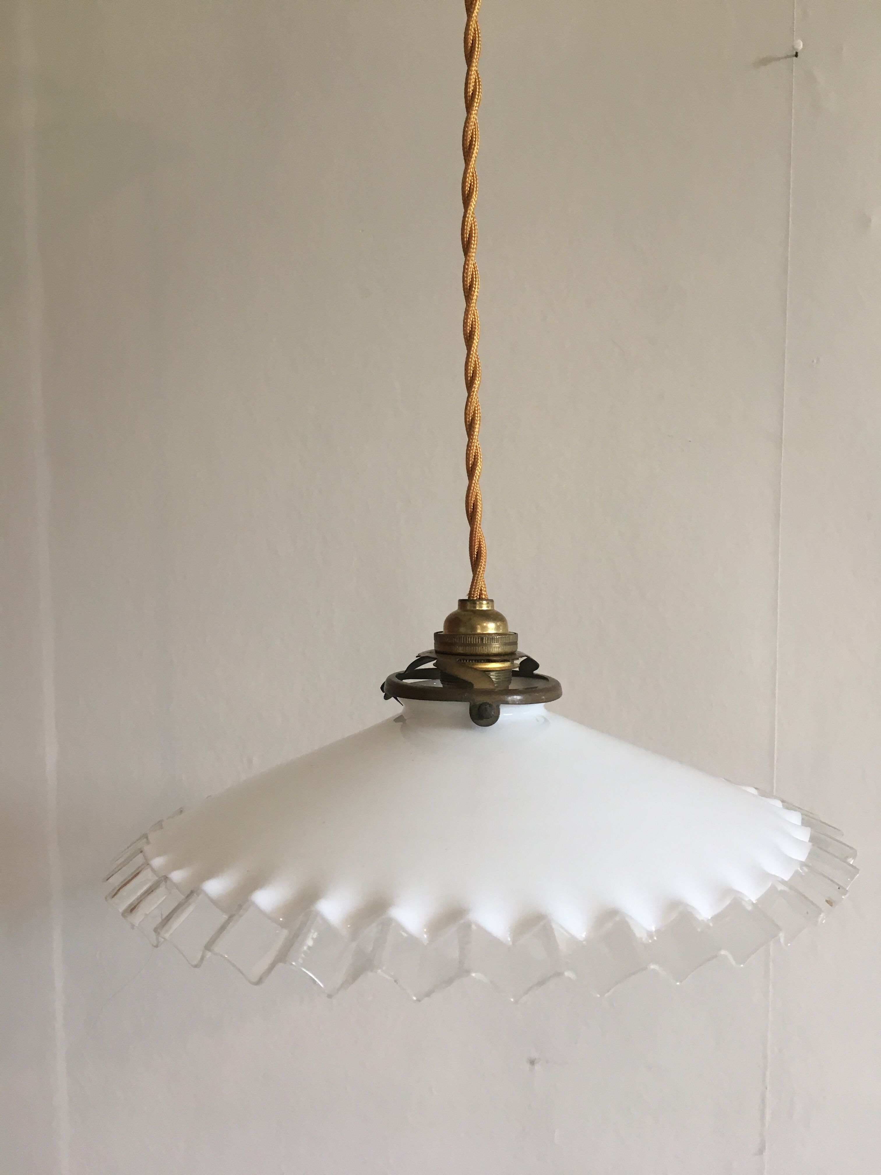 Suspension in serrated white opaline