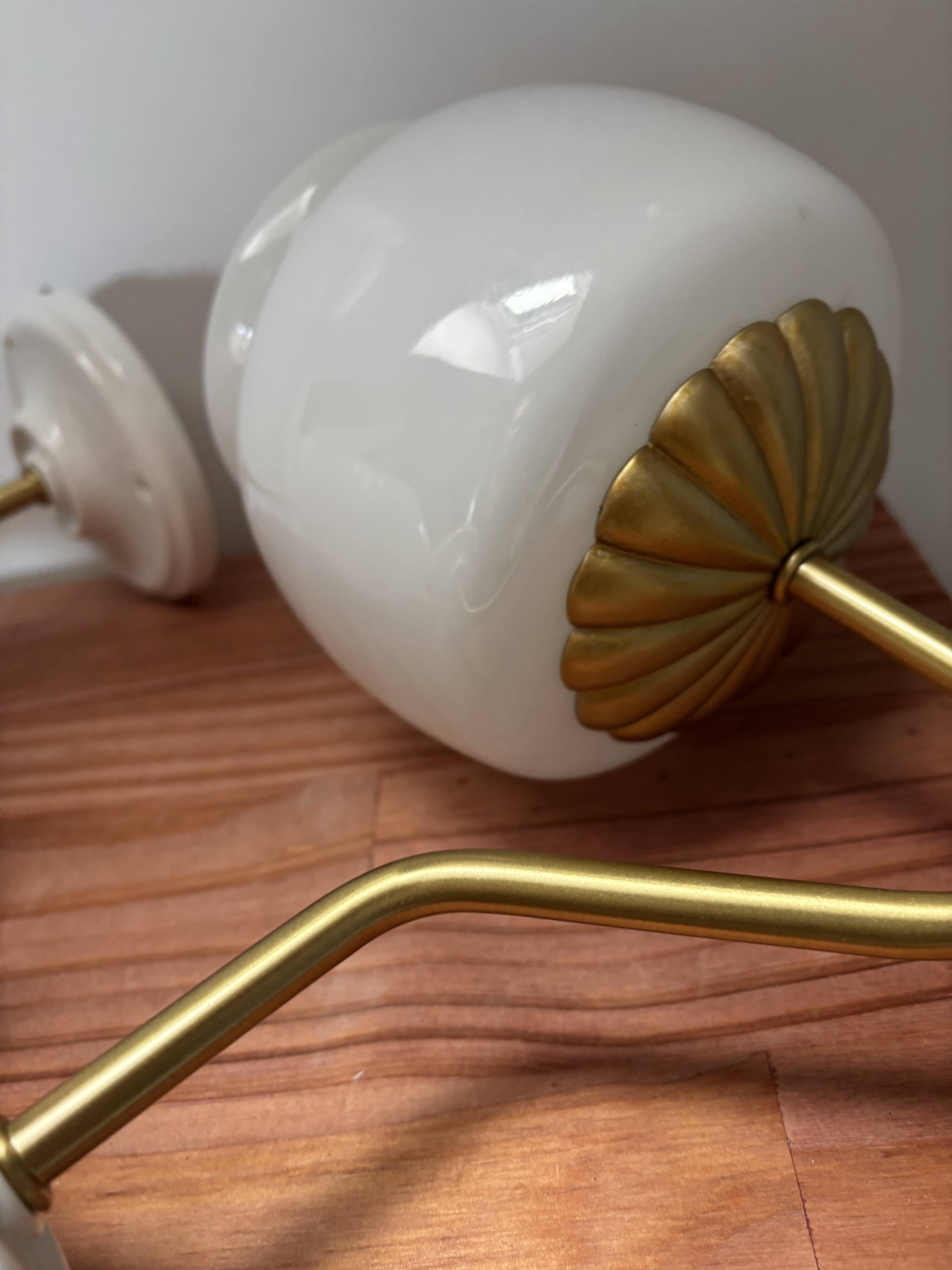 Paire d’appliques murales vintage globes blancs