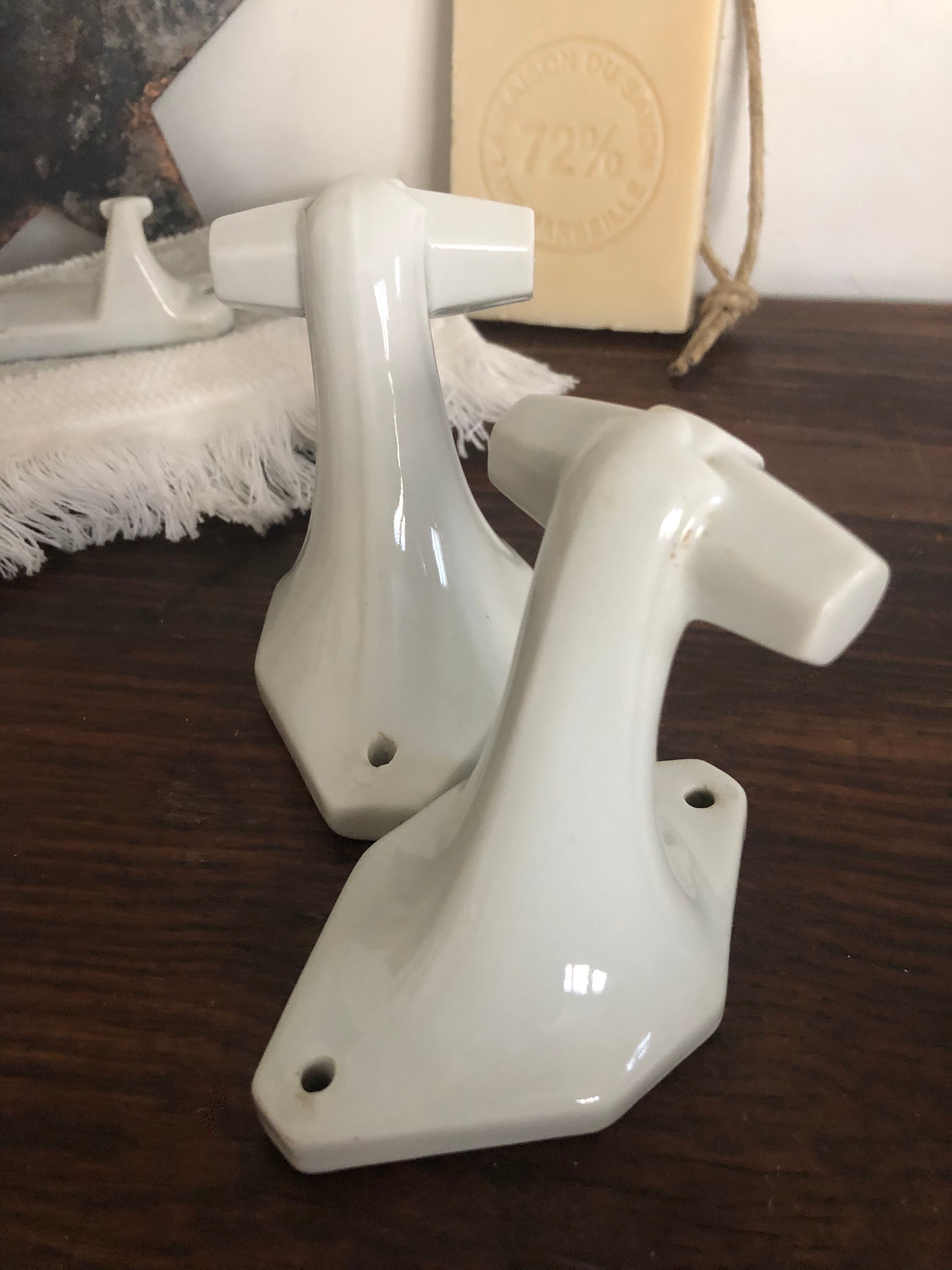 Set of 3 porcelain hooks, bathroom, art deco