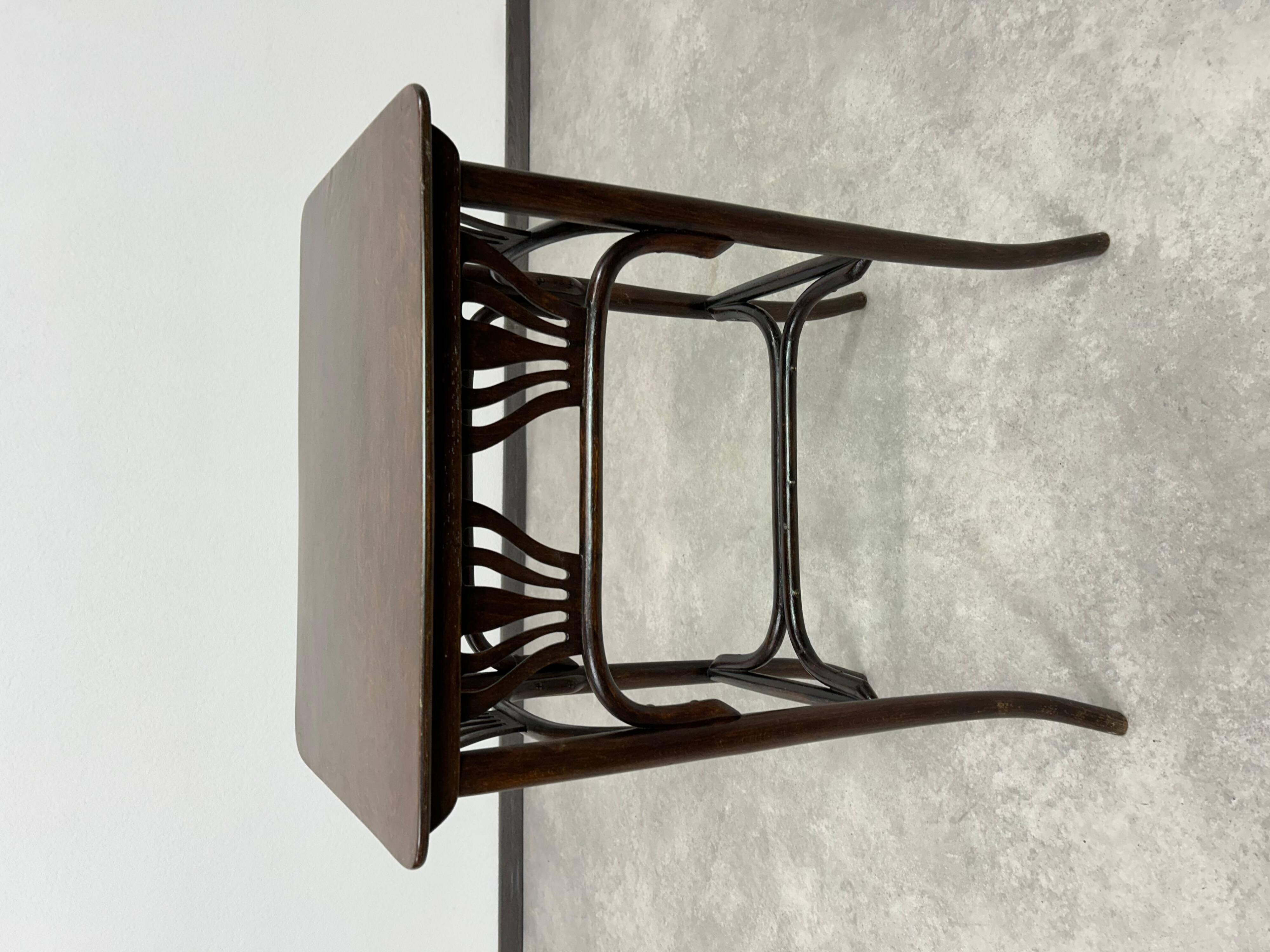 Table d'appoint en bois courbé par Thonet