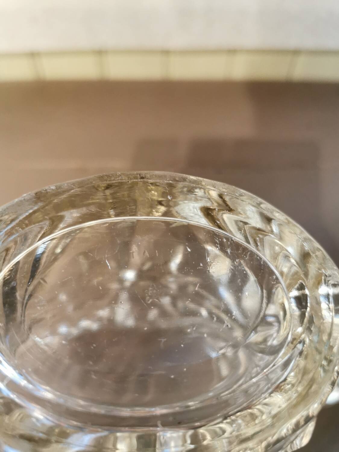 Pichet vintage en verre moulé
