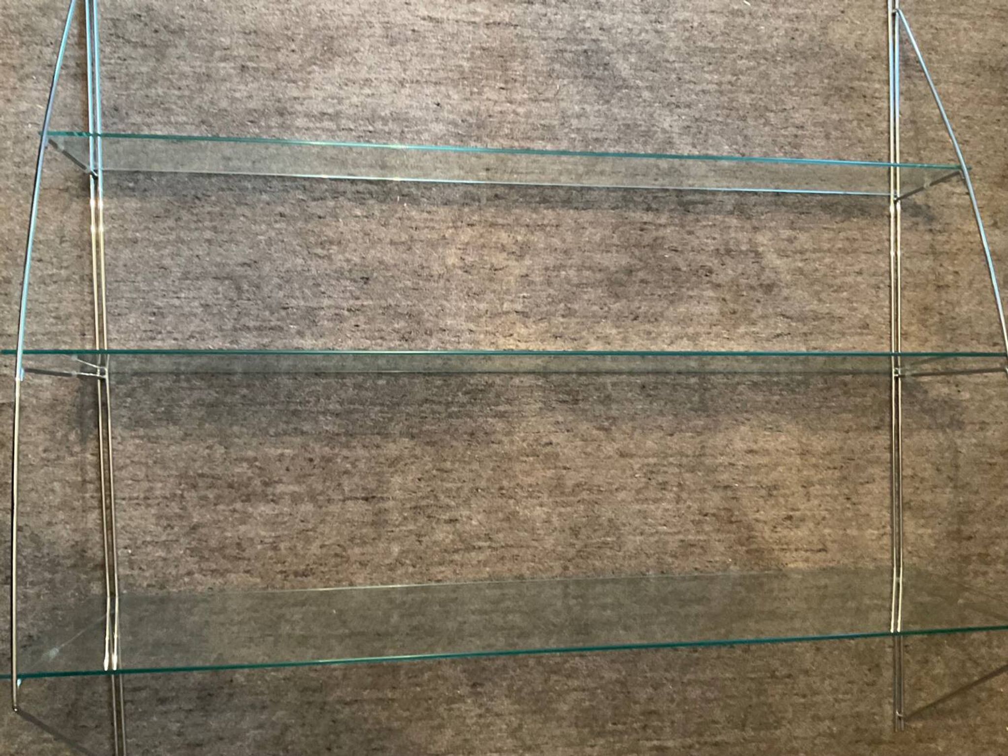 Étagère design demi lune en métal chromé et verre