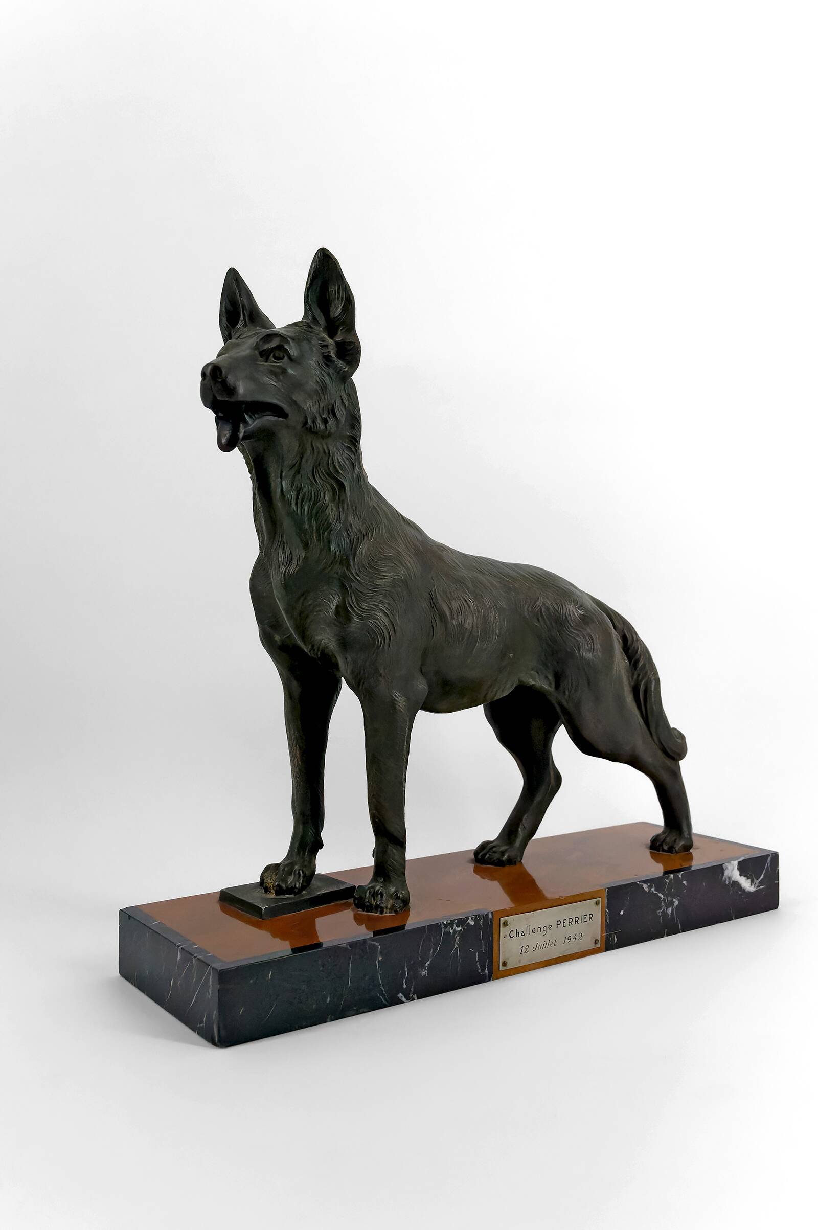 Sculpture representing a German Shepherd, Perrier Challenge Trophy, 1942