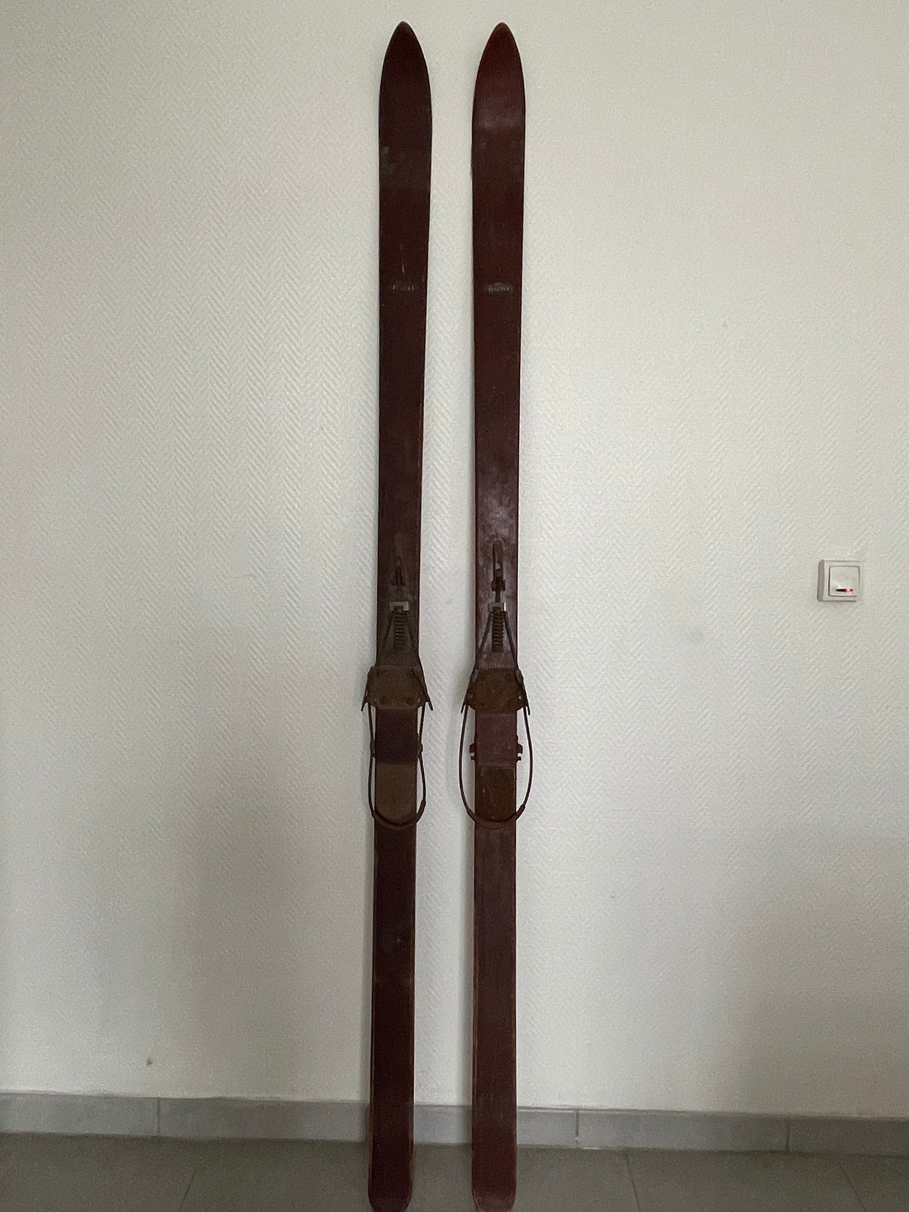 FORMER WOODEN SKI PAIR