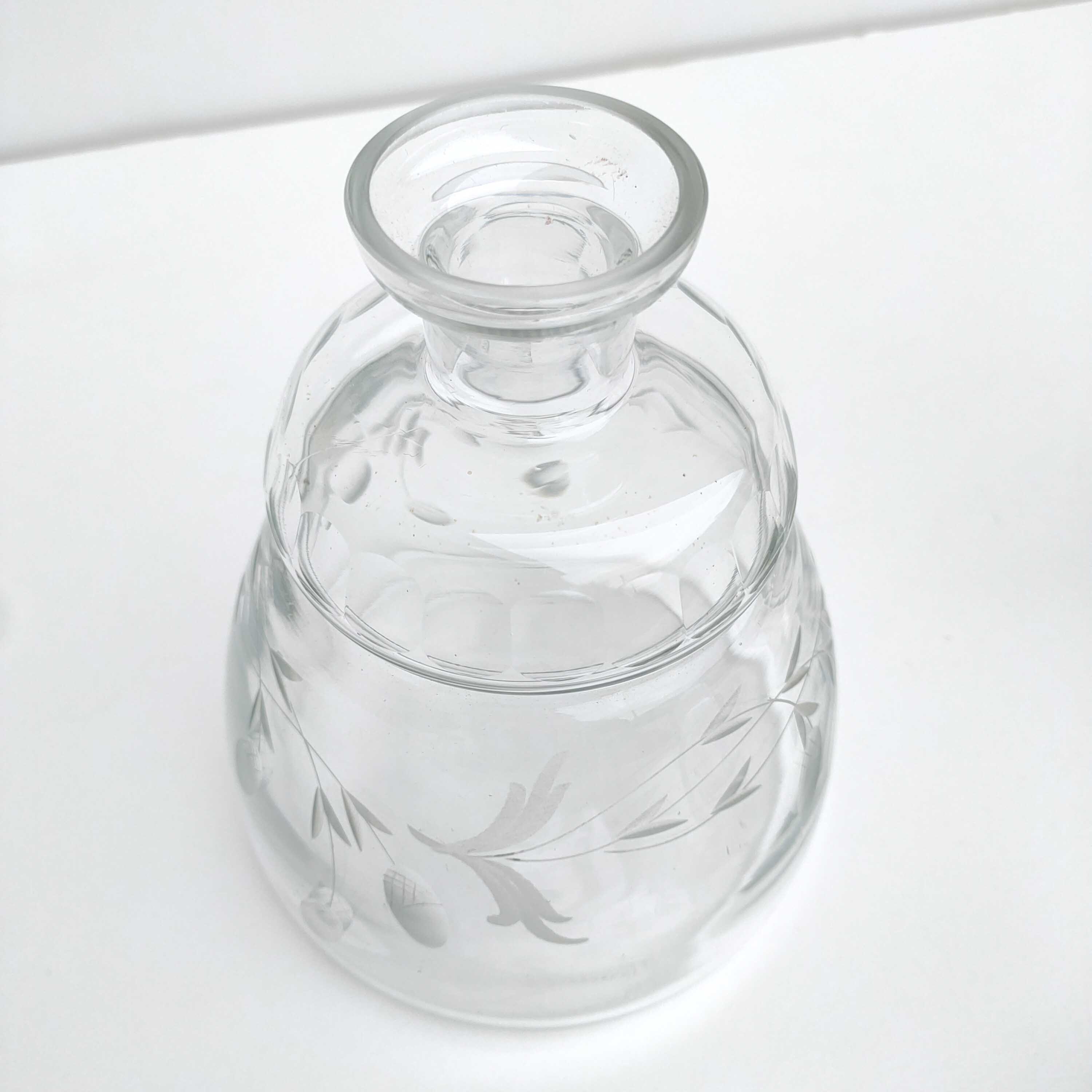 Set of 2 chiseled glass decanters with cap