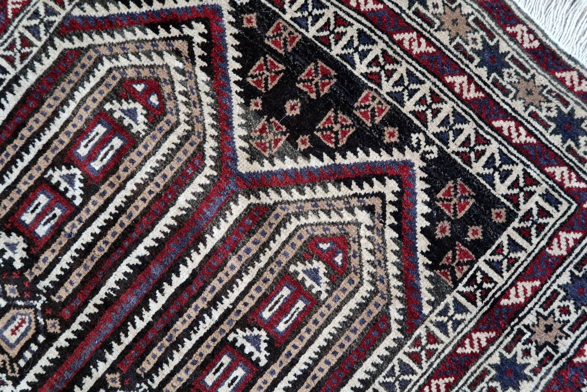 Tapis de prière vintage afghan Baluch fait main en laine – 95 x 142 cm