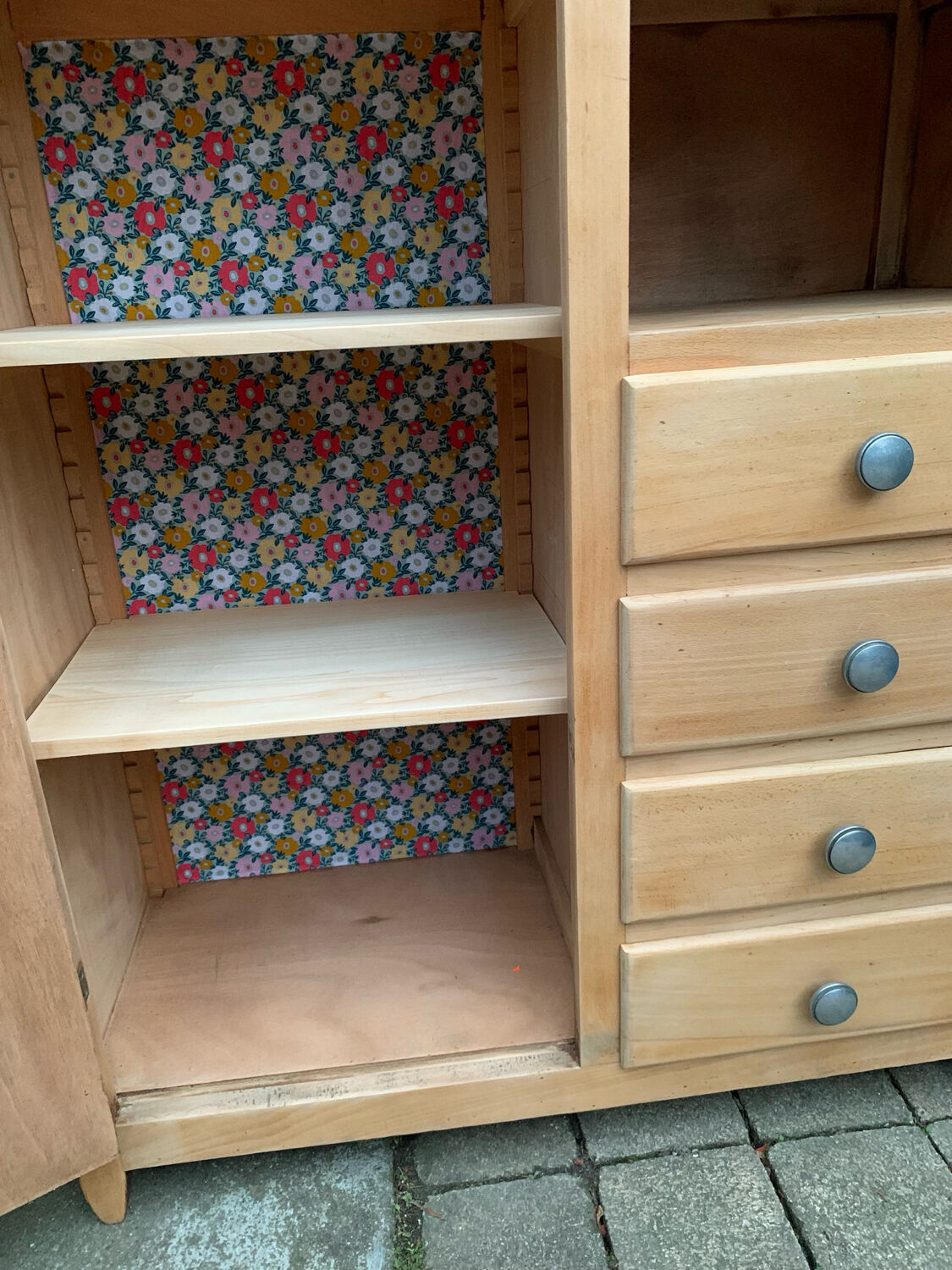 Armoire parisienne asymétrique bois brut 1950