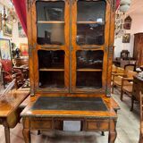 Desk forming a showcase