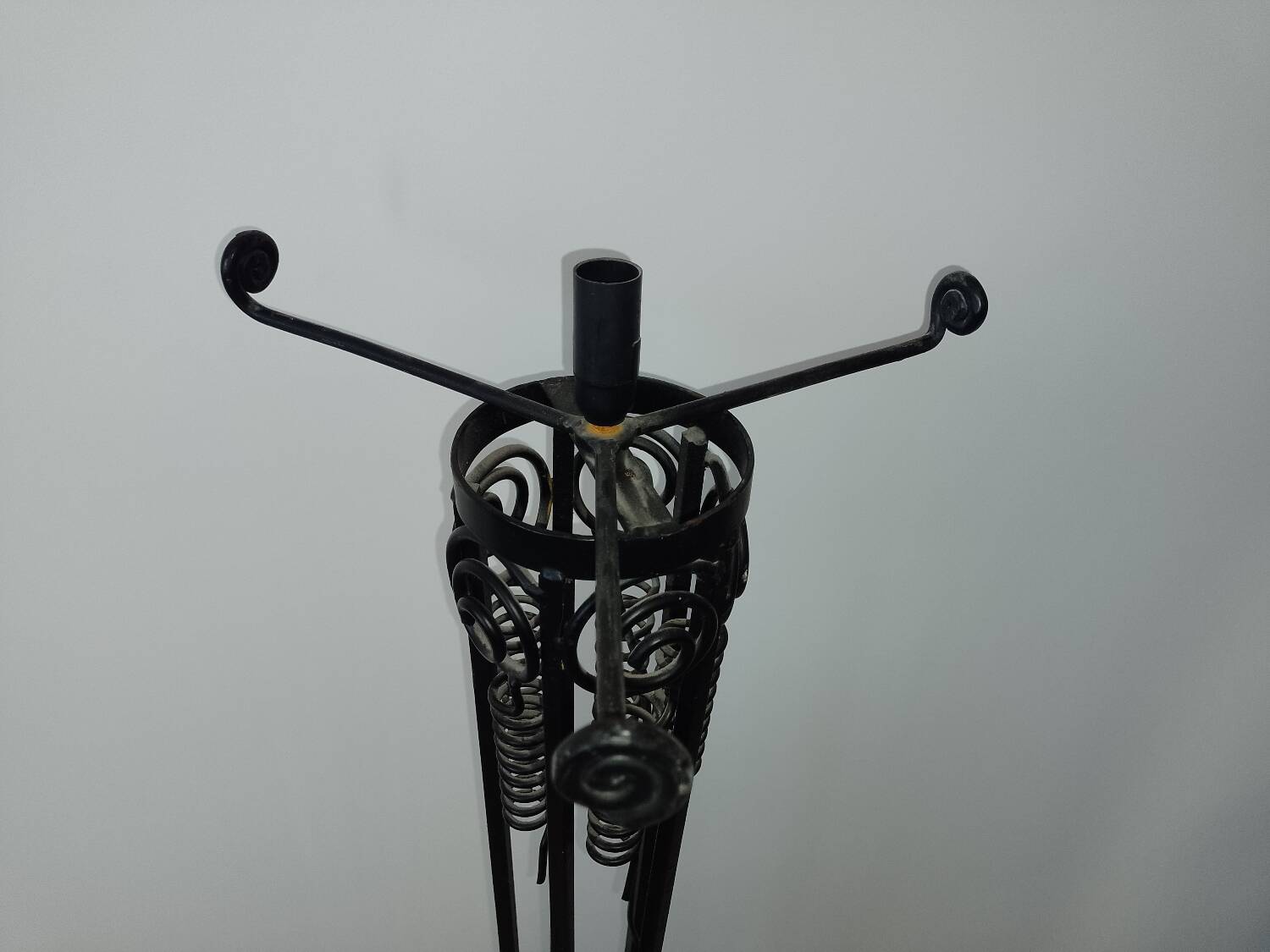 Lampadaire fer battu art déco 1930