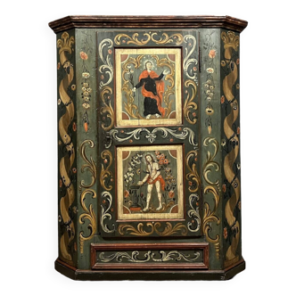 Armoire Bernoise de mariage en bois polychrome vers 1680 richement décorée de rinceaux et de fleurs