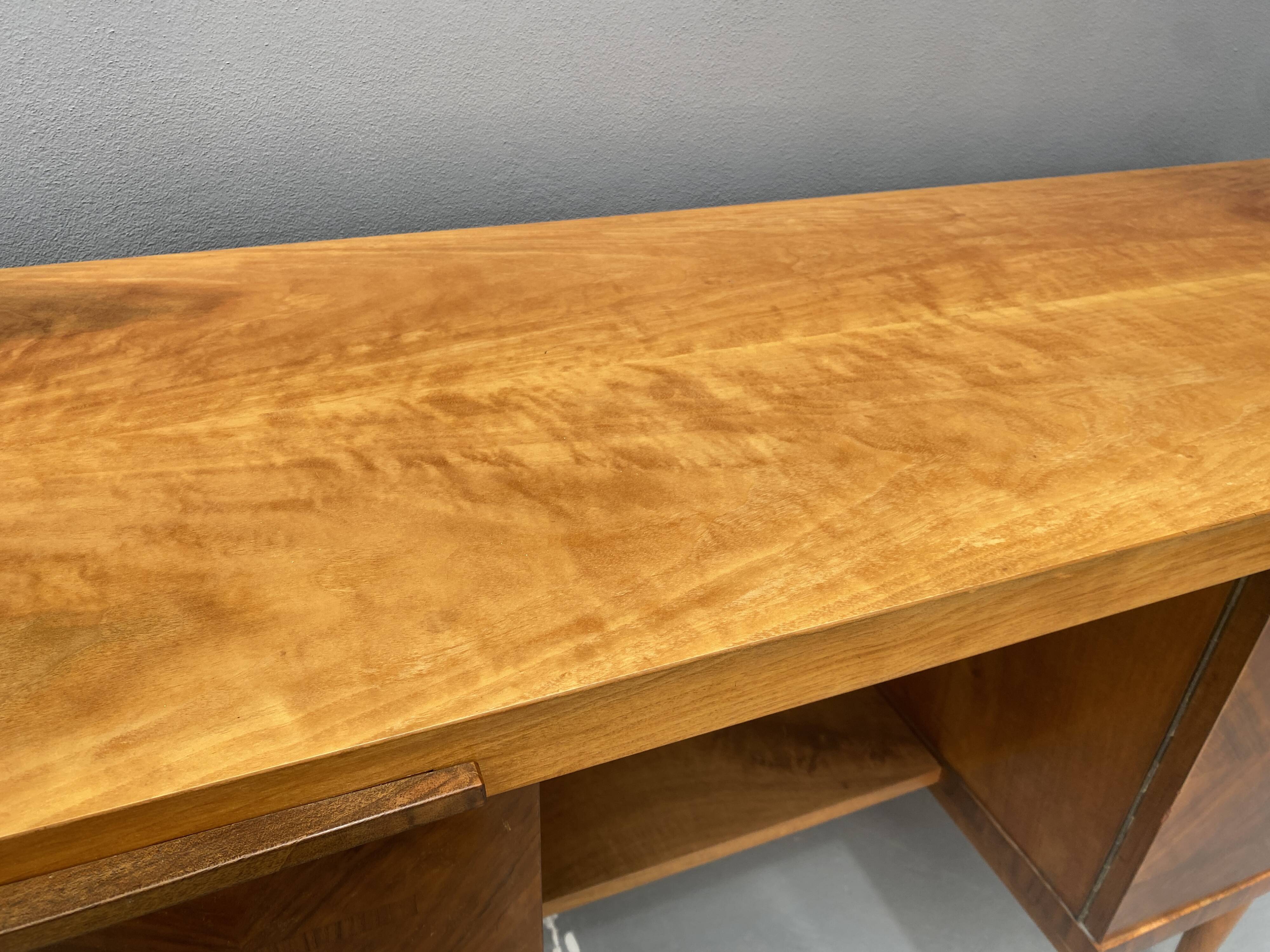 Bureau en noyer du milieu du siècle, années 1970, Tchécoslovaquie