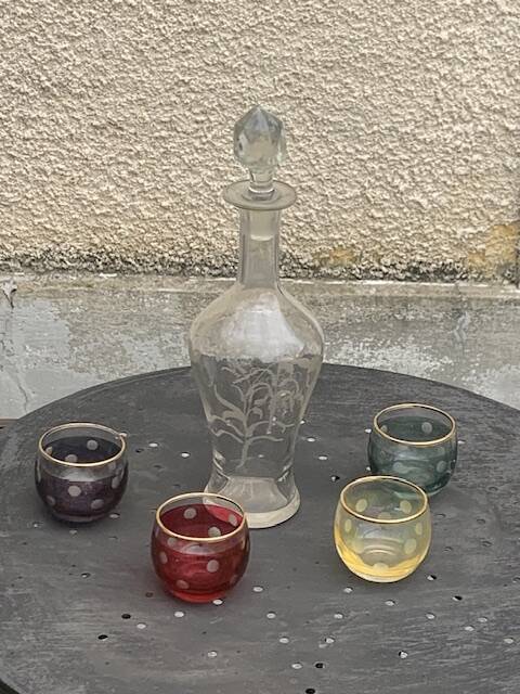 Liqueur carafe, or aperitif, carved with floral decoration in transparent glass and 4 polka dot glasses