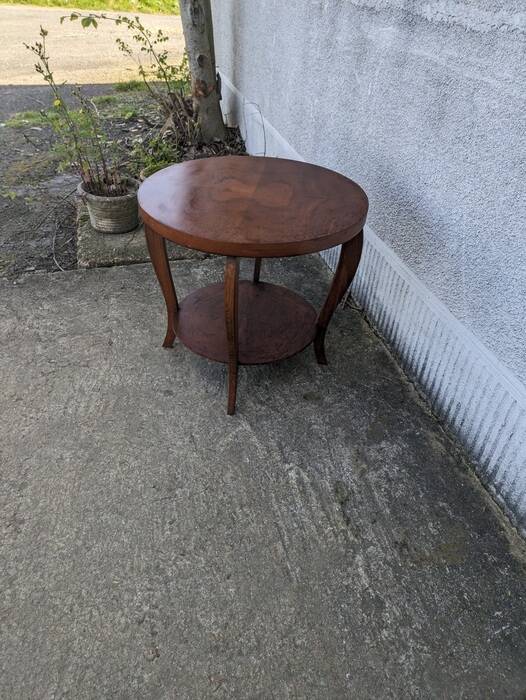 Pedestal table, side table