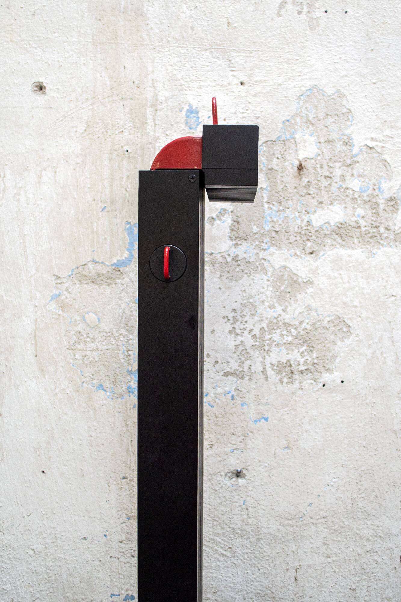 Rare lampadaire en métal laqué et plastique. Designer Emilio Ambasz Producteur Stilnovo