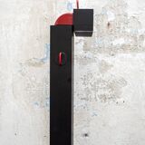 Rare lampadaire en métal laqué et plastique. Designer Emilio Ambasz Producteur Stilnovo