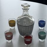 Liquor service consisting of a carafe and 6 small shot glasses, houndstooth pattern