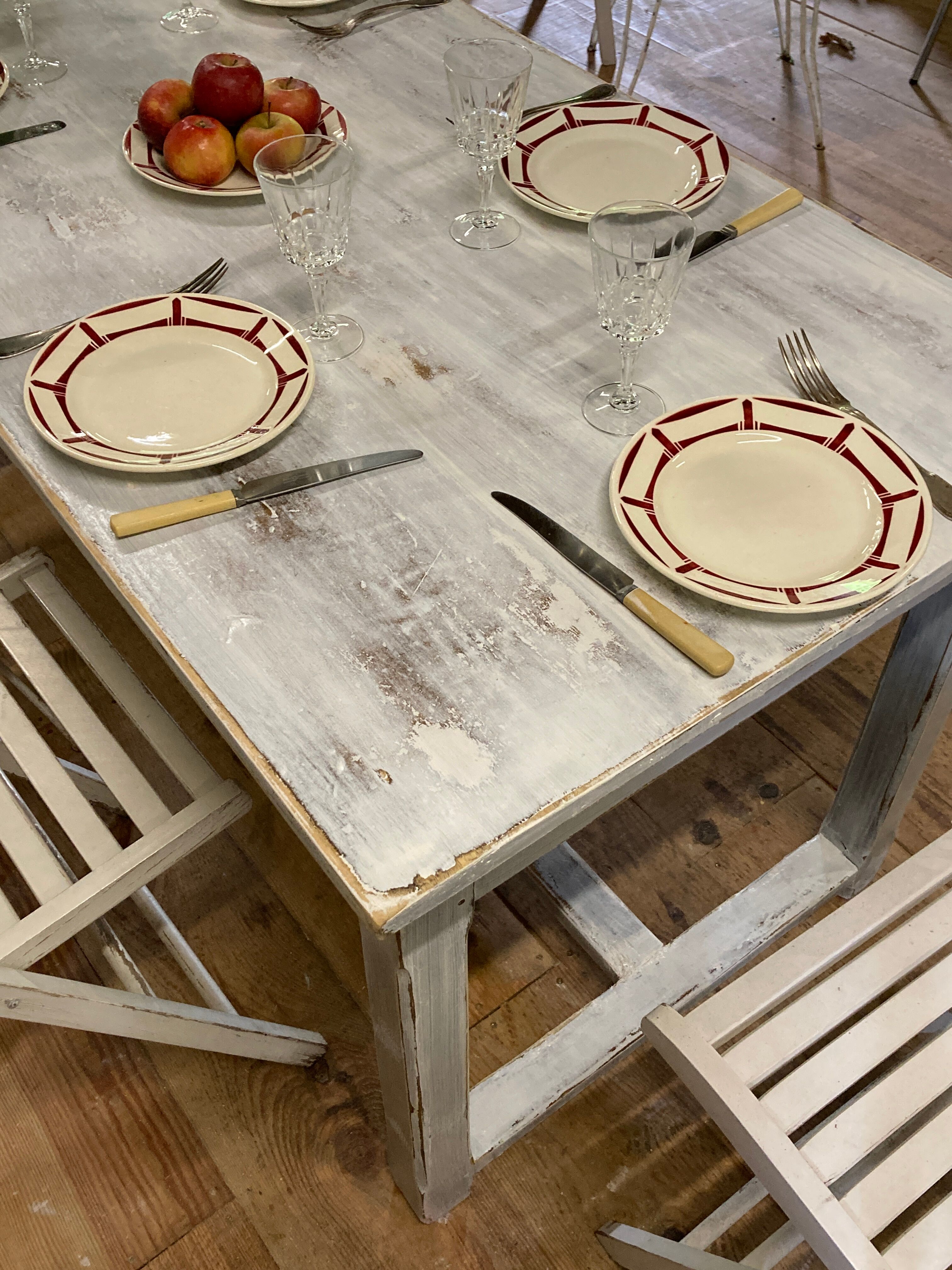 7 flat plates in white and red burgundy porcelain vintage Badonviller model Louise